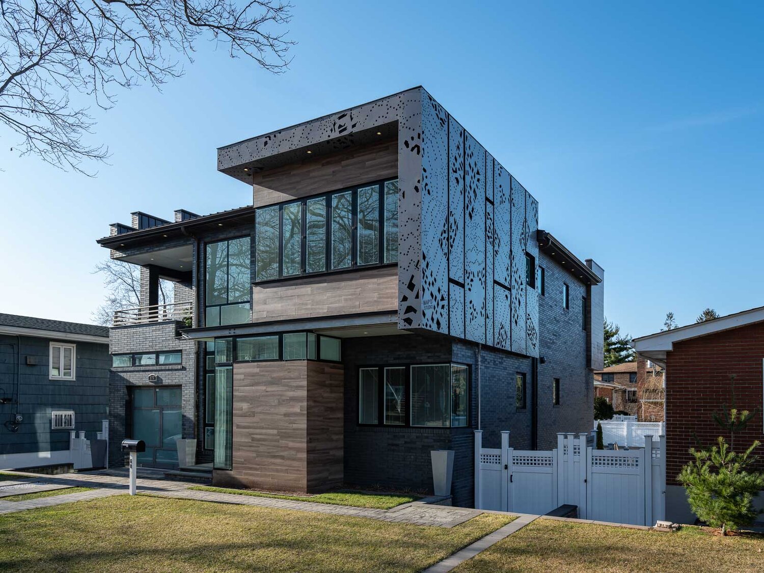 Photo by Frank Ariuba