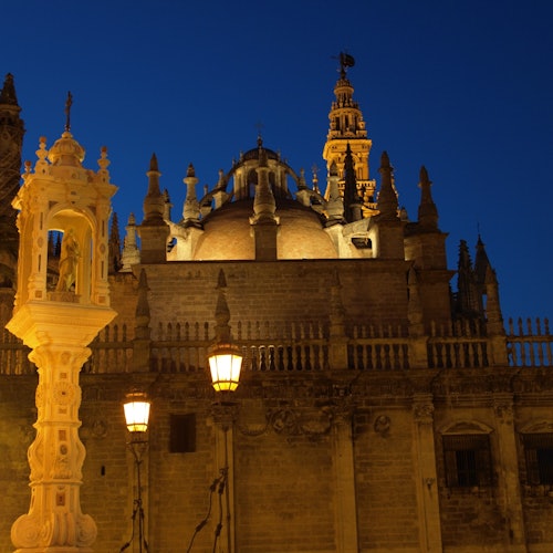 Fachada de la Catedral de Sevilla por la noche