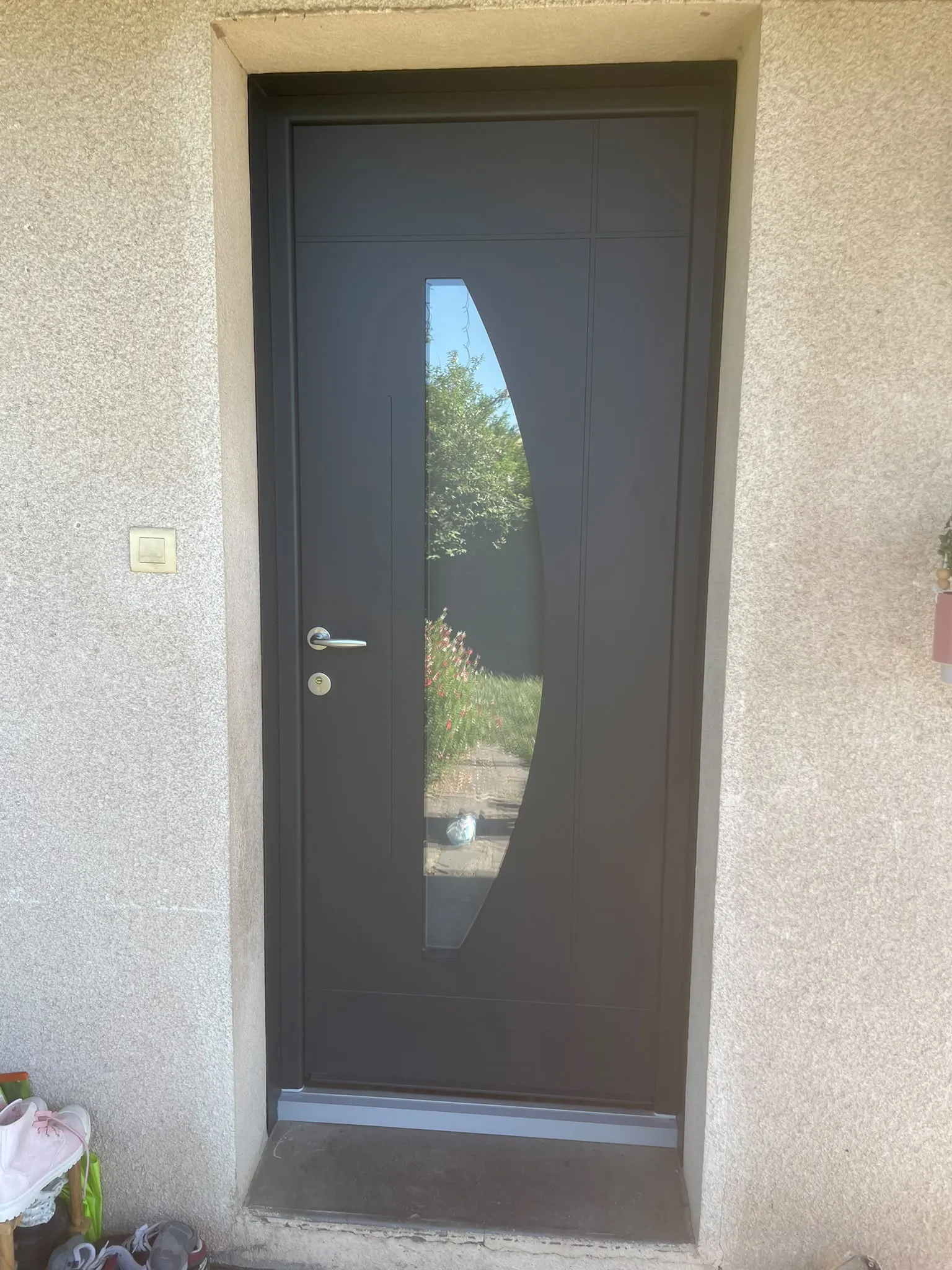 Porte d’entrée sombre avec vitrage vertical — AFermetures