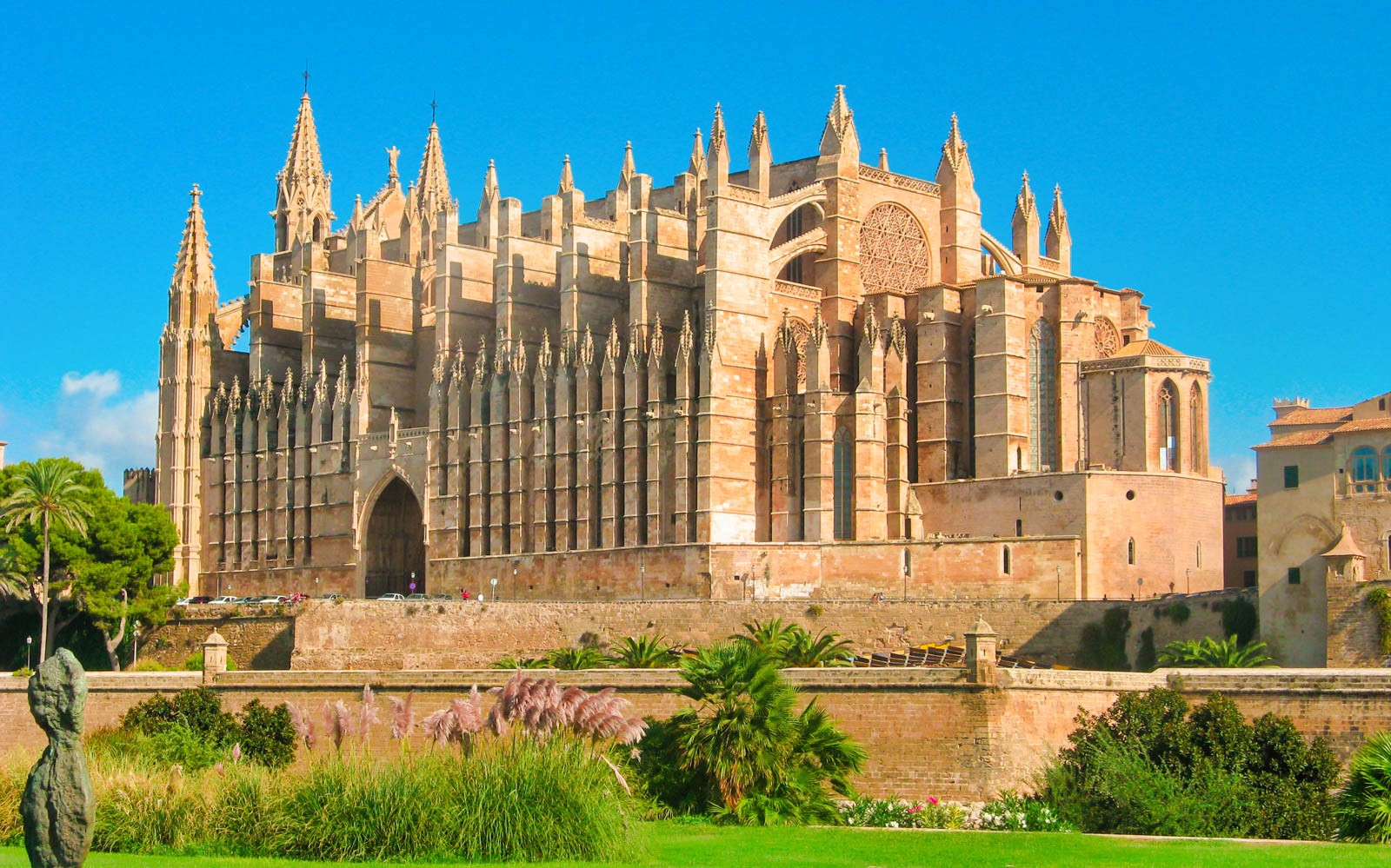 Palacio Real de La Almudaina en Palma, Mallorca, con arquitectura gótica y exuberantes jardines.