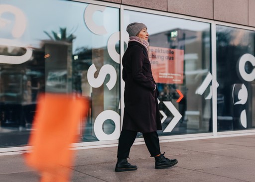 Mandy Jordan-Madlung vor dem Kulturpalast Dresden.
