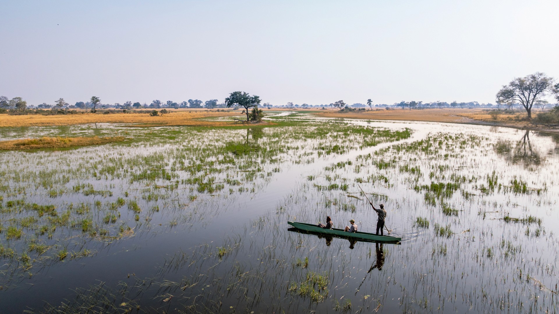 Kujwana Delta Ride, Okavango Delta, Botswana. En mokoro glider fram över en av deltats kanaler.
