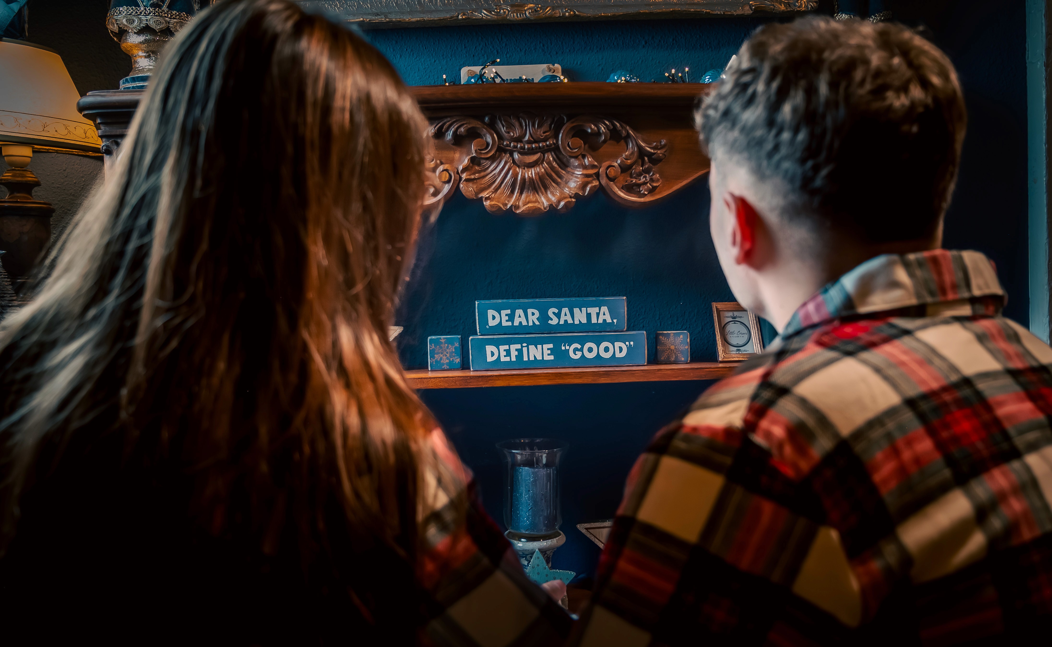 Cadru intim din ședință foto de Crăciun, cuplu într-un decor festiv cu elemente de iarnă