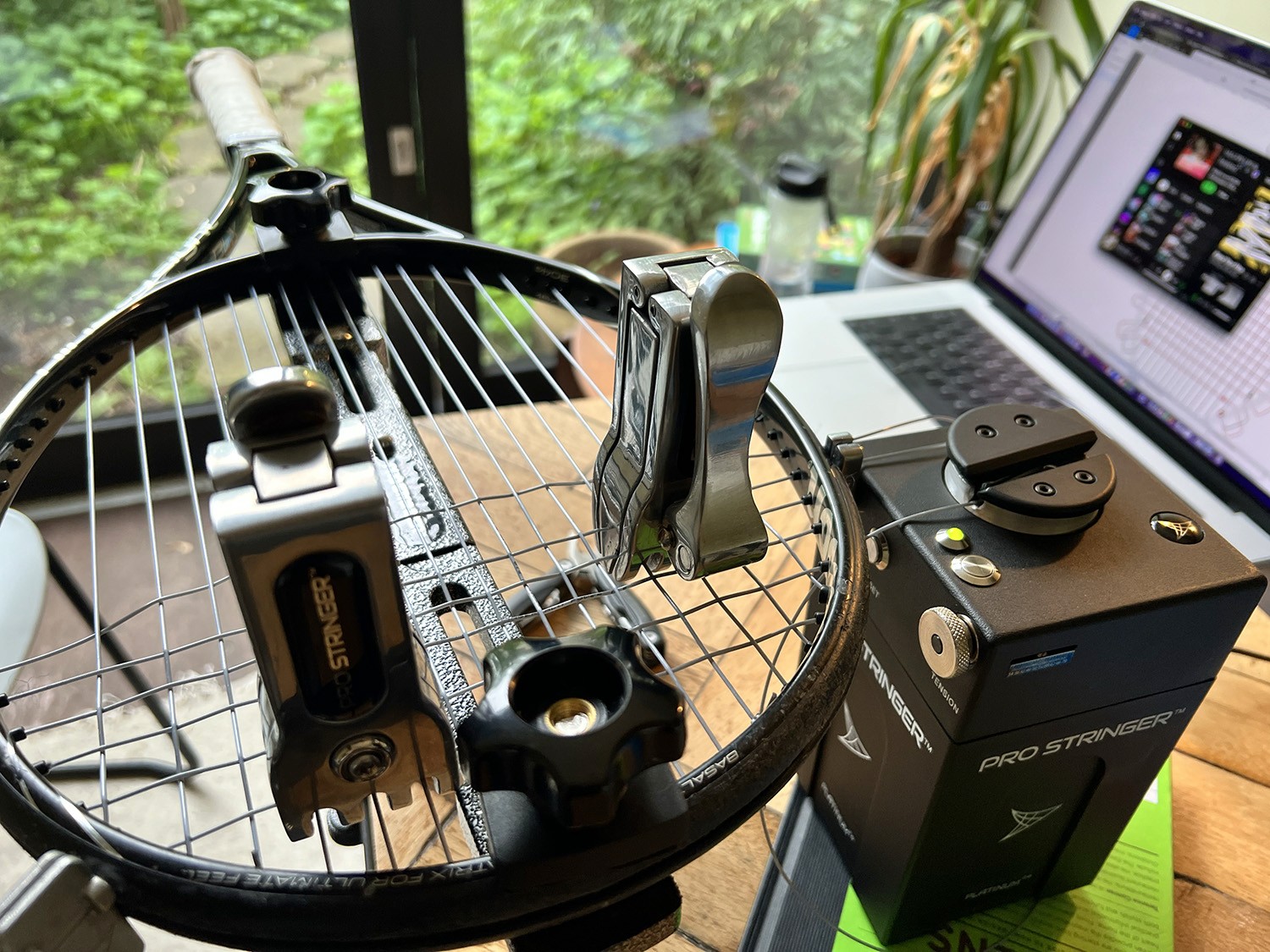 Hackney tennis stringer - stringing Gravity pro