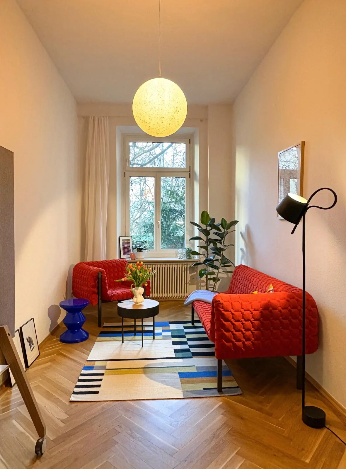 Hell gestalteter, wertfreier Praxisraum in München für Psychotherapie und psychologische Beratung.