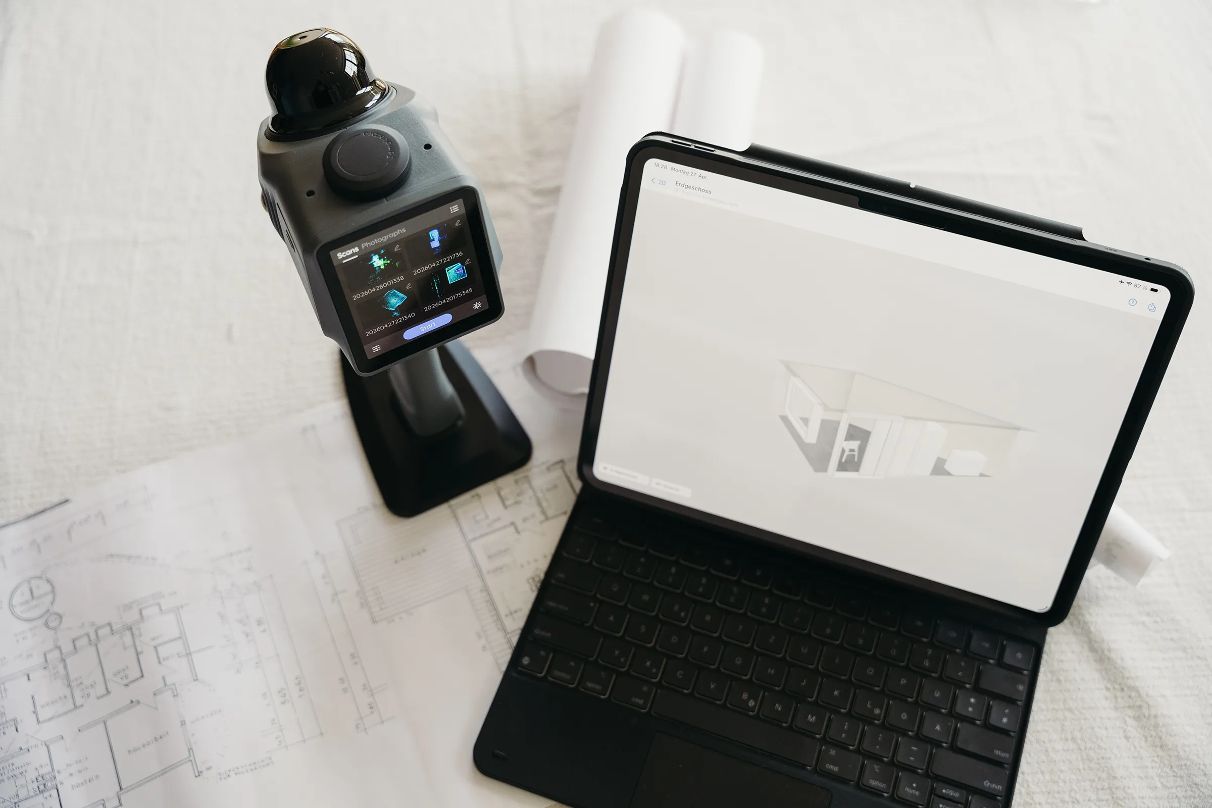 Laserscanner und Tablet mit digitalem Gebäudemodell für ein präzises Gebäudeaufmaß im Rahmen einer Energieberatung.