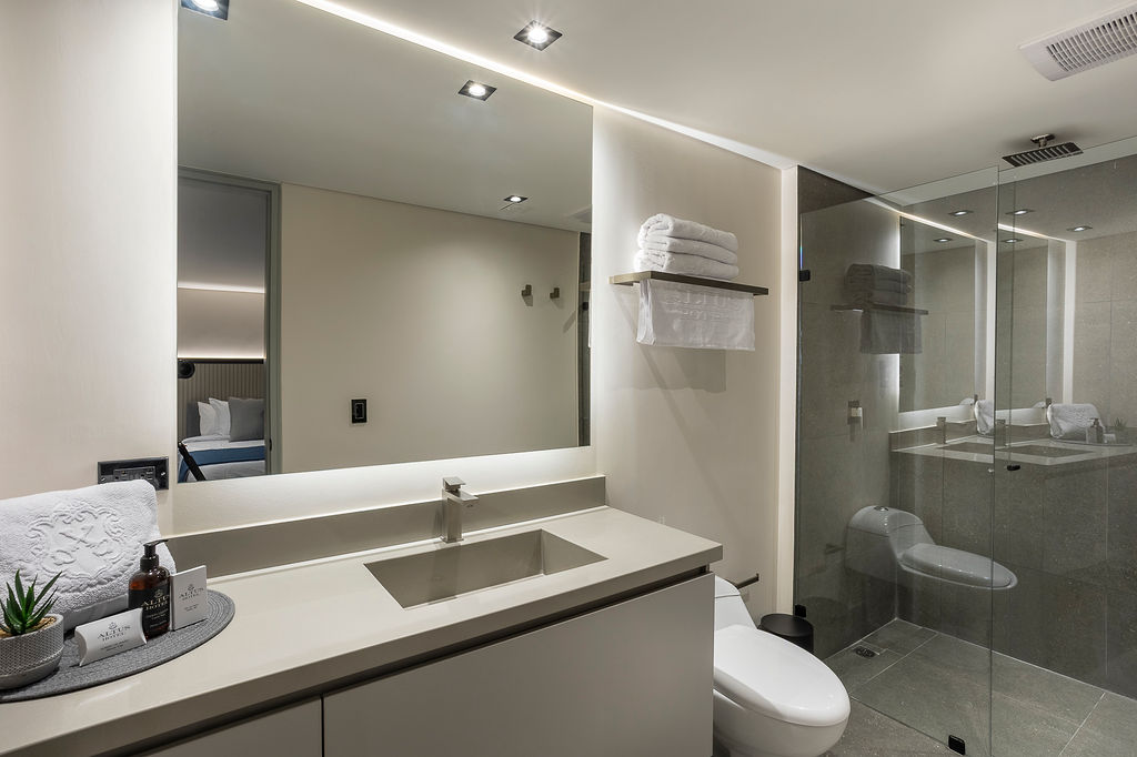 Suites insonorizadas con vista a la ciudad en hotel boutique premium Medellín, modelo Altus Urban con cocina privada y diseño contemporáneo