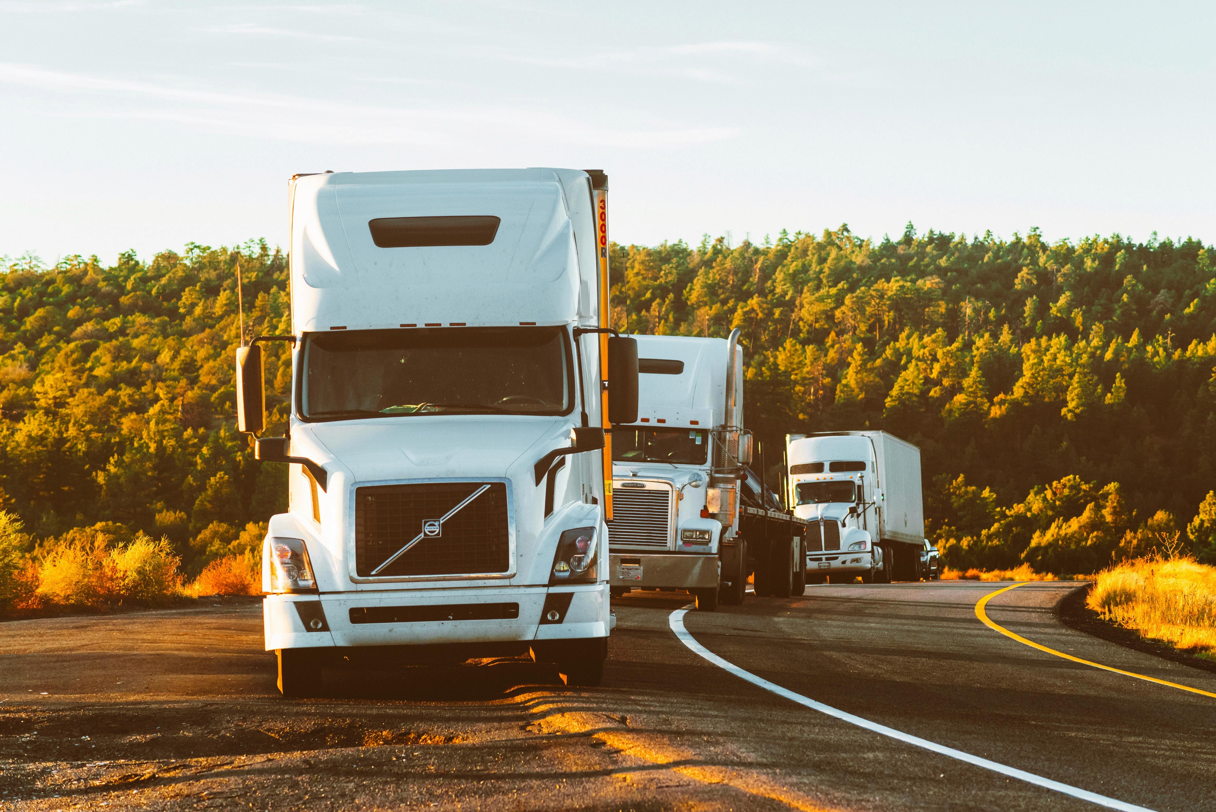 Trailer de fletes en carretera 