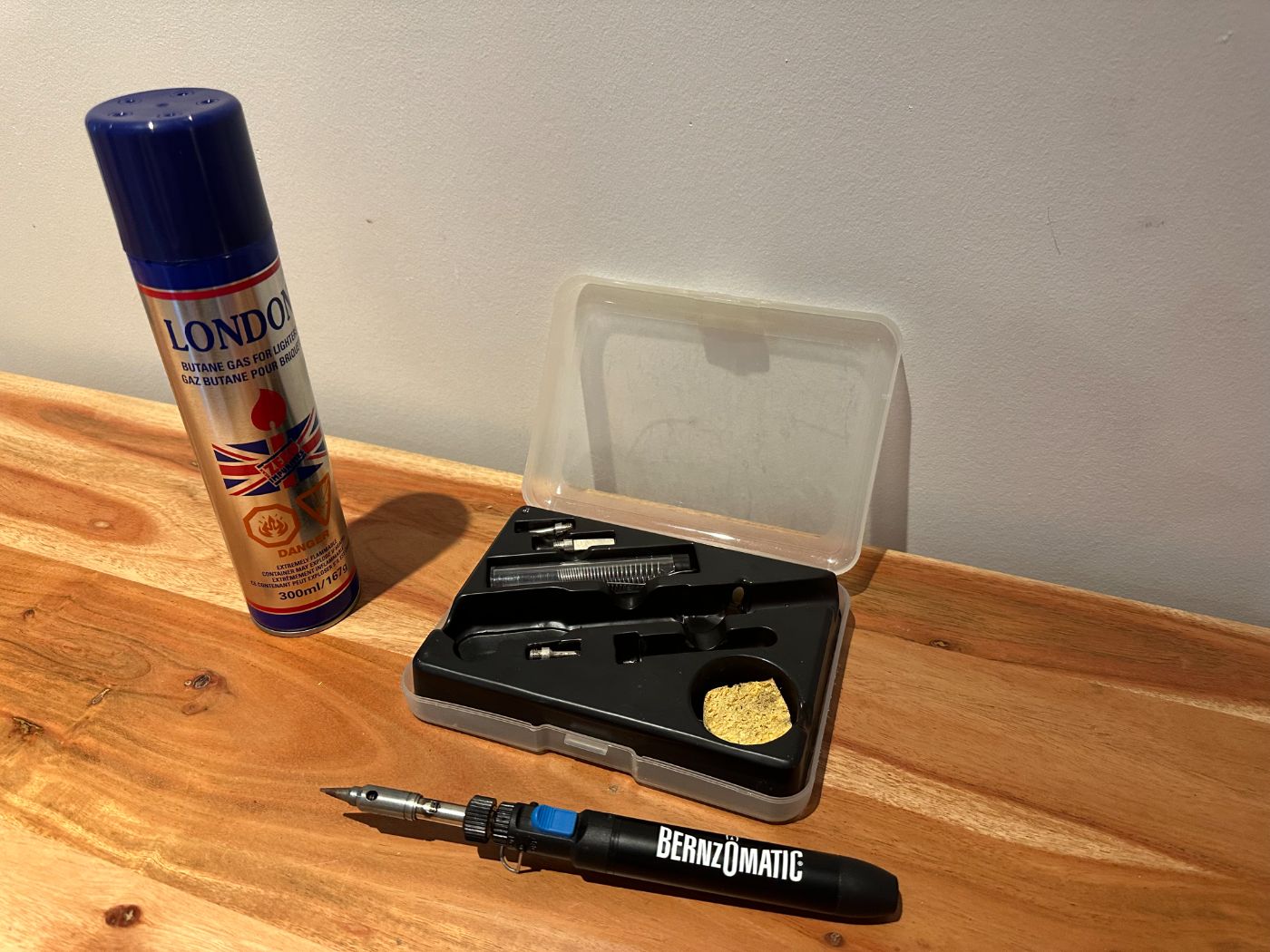 Kit de soudure Bernzomatic au butane avec recharge de gaz, embouts et accessoires dans coffret sur table en bois