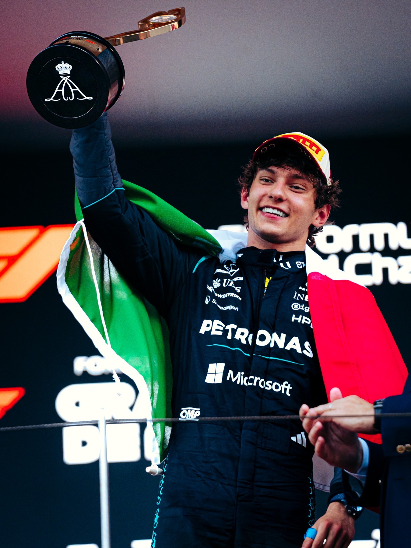 Kimi Antonelli et son trophée au Grand Prix de Monaco, 7 juin 2026.