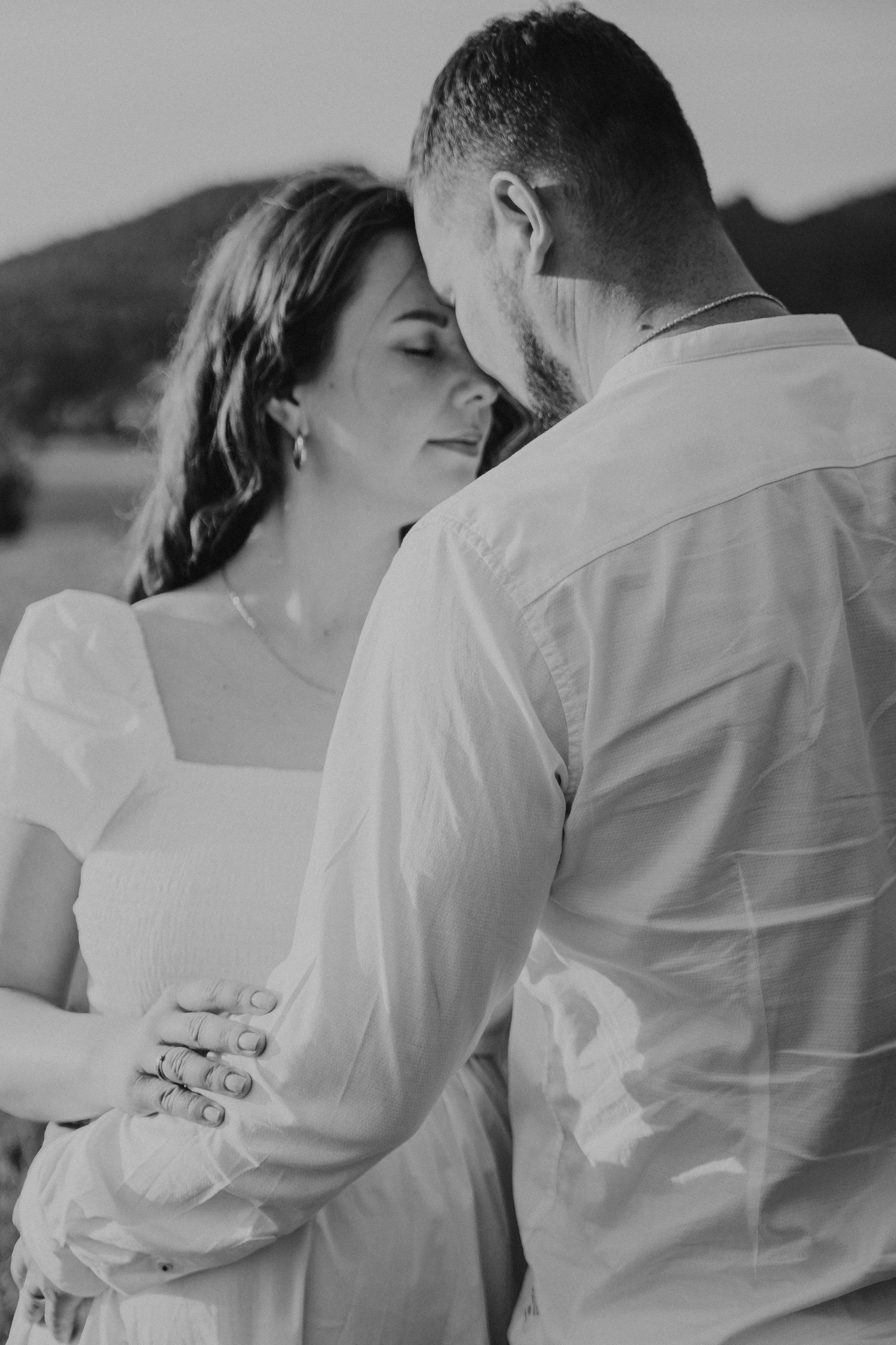 Schwarzweiß Paarfotografie in Bogen – emotionale Aufnahme werdender Eltern bei natürlichem Fotoshooting.