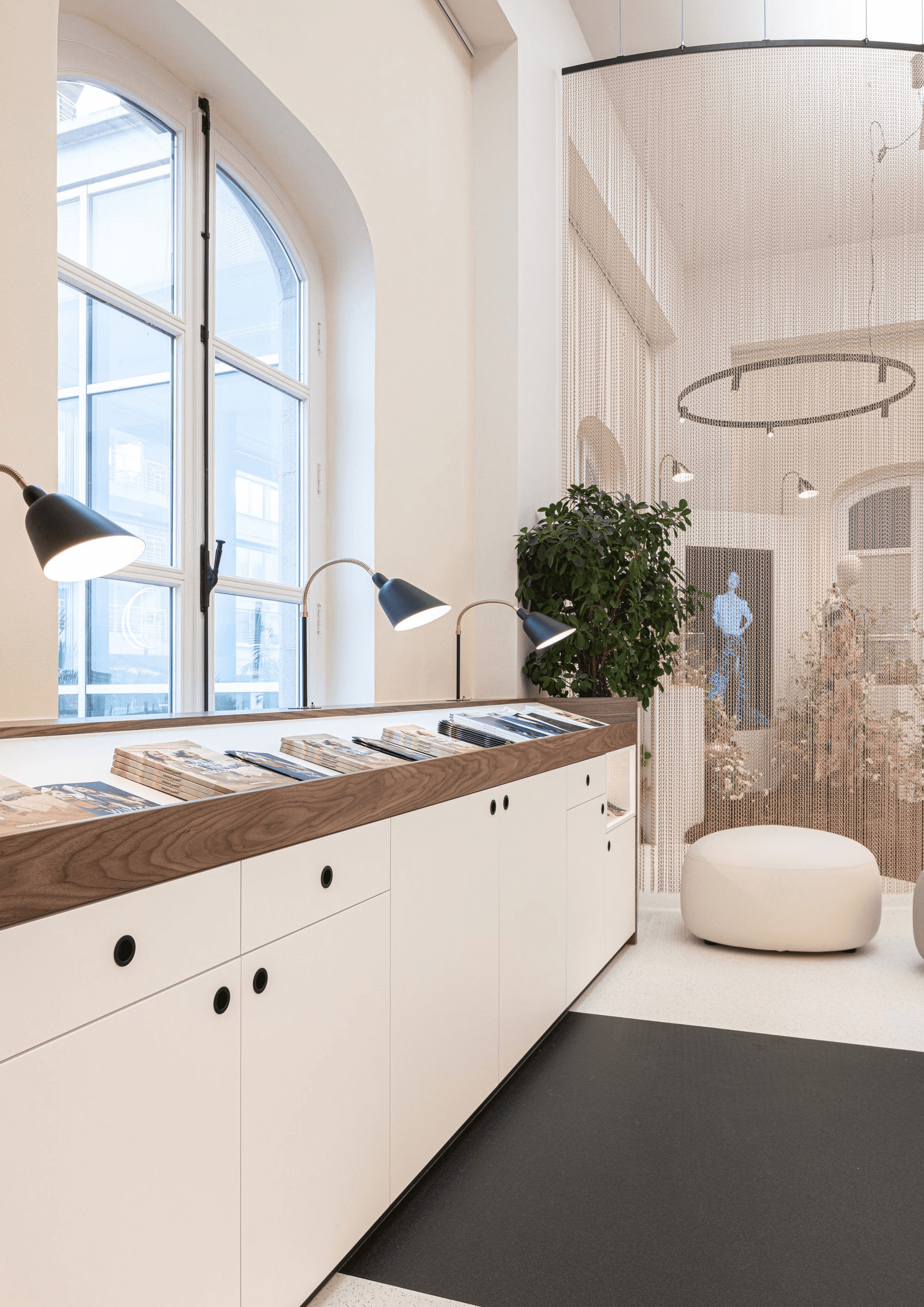 Totaalinrichting met kasten.