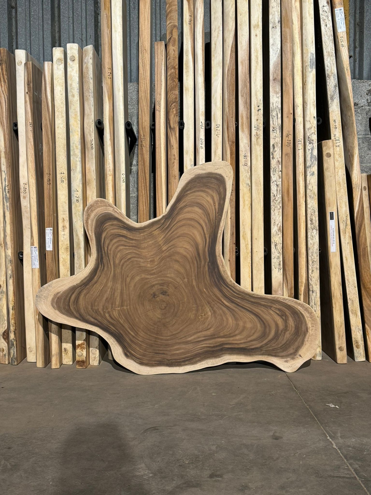 Table ronde cookie en bois de suar massif 172x139 cm