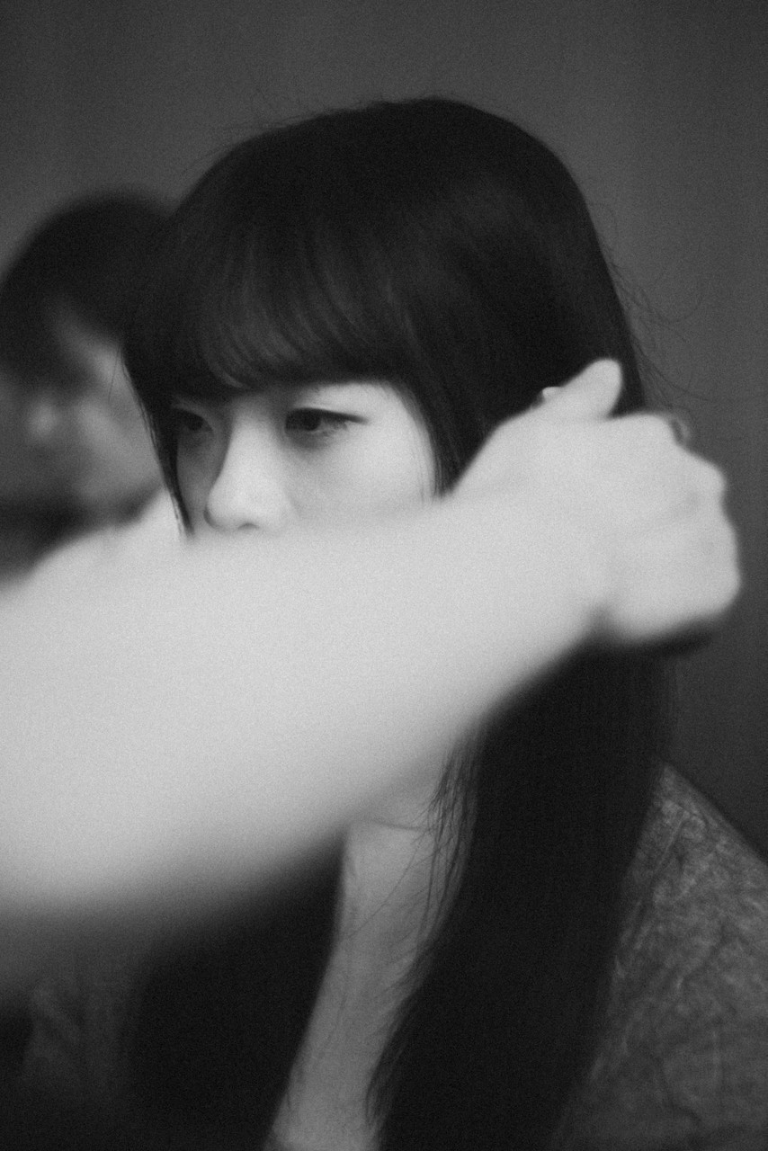 a hand tackling the hair of the actress 