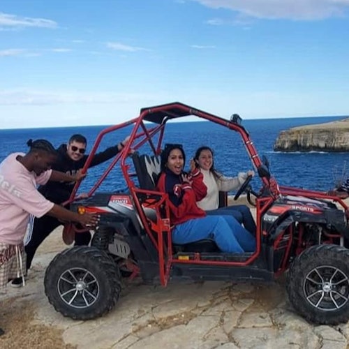 朋友们在他们的一辆沙滩车旁边合影留念