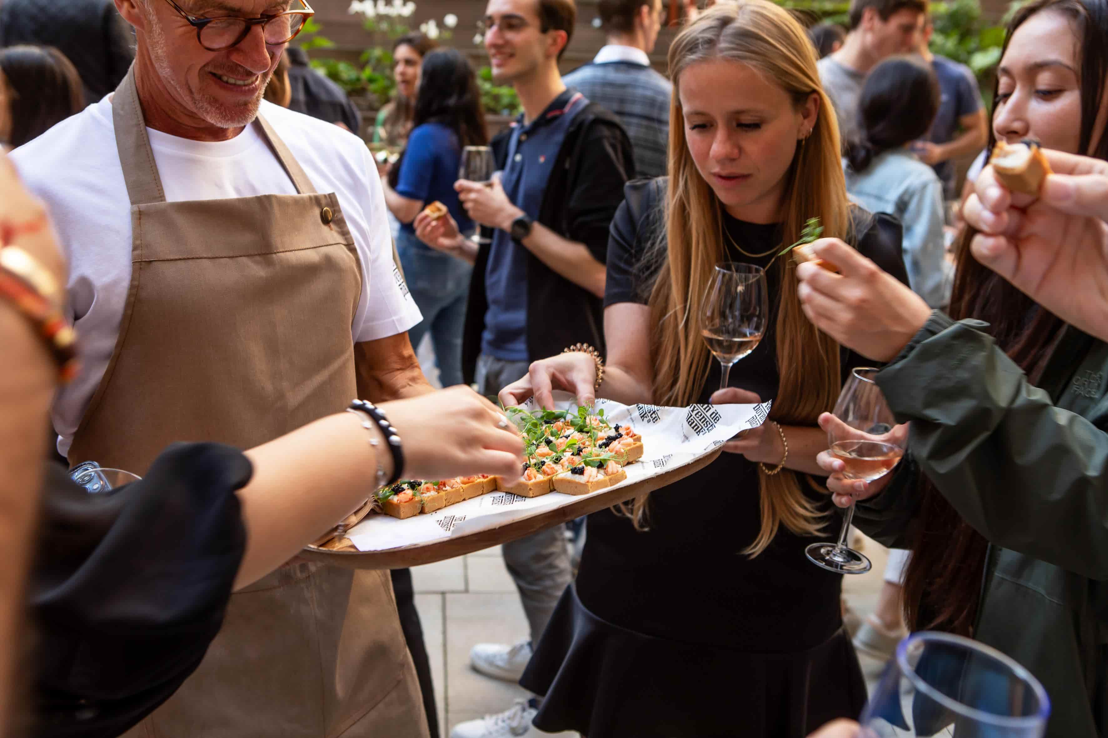 Catering en hospitality tijdens een KraftHeinz event op locatie, met focus op interactie en beleving