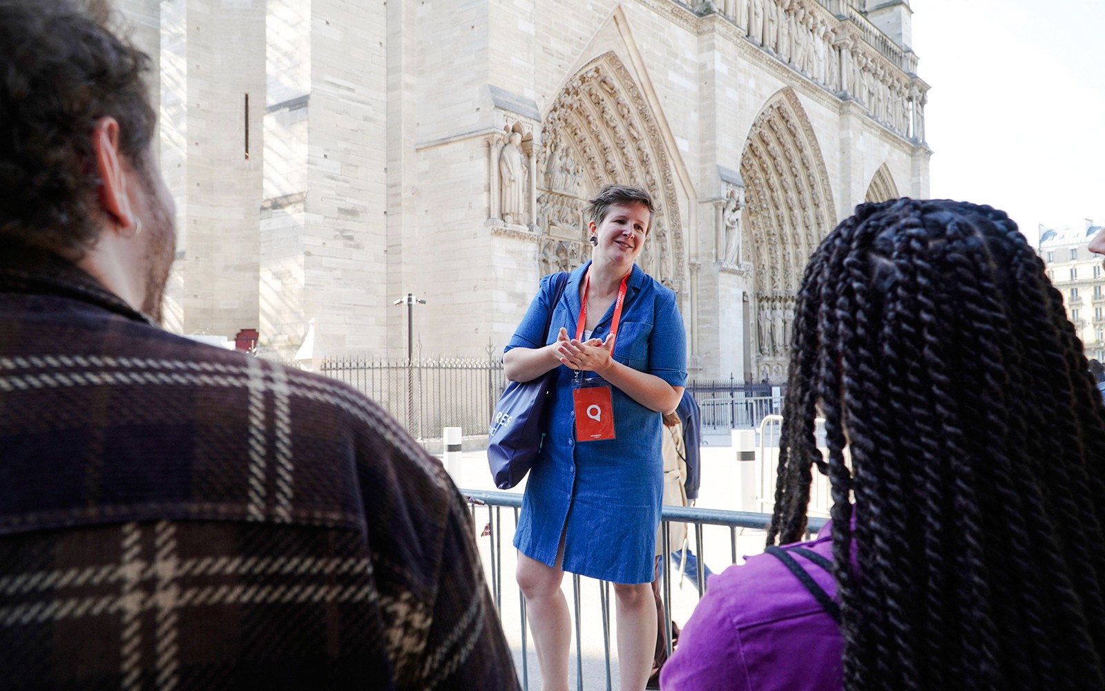 Guide som snakker til turister foran Notre-Dame-katedralen i Paris.