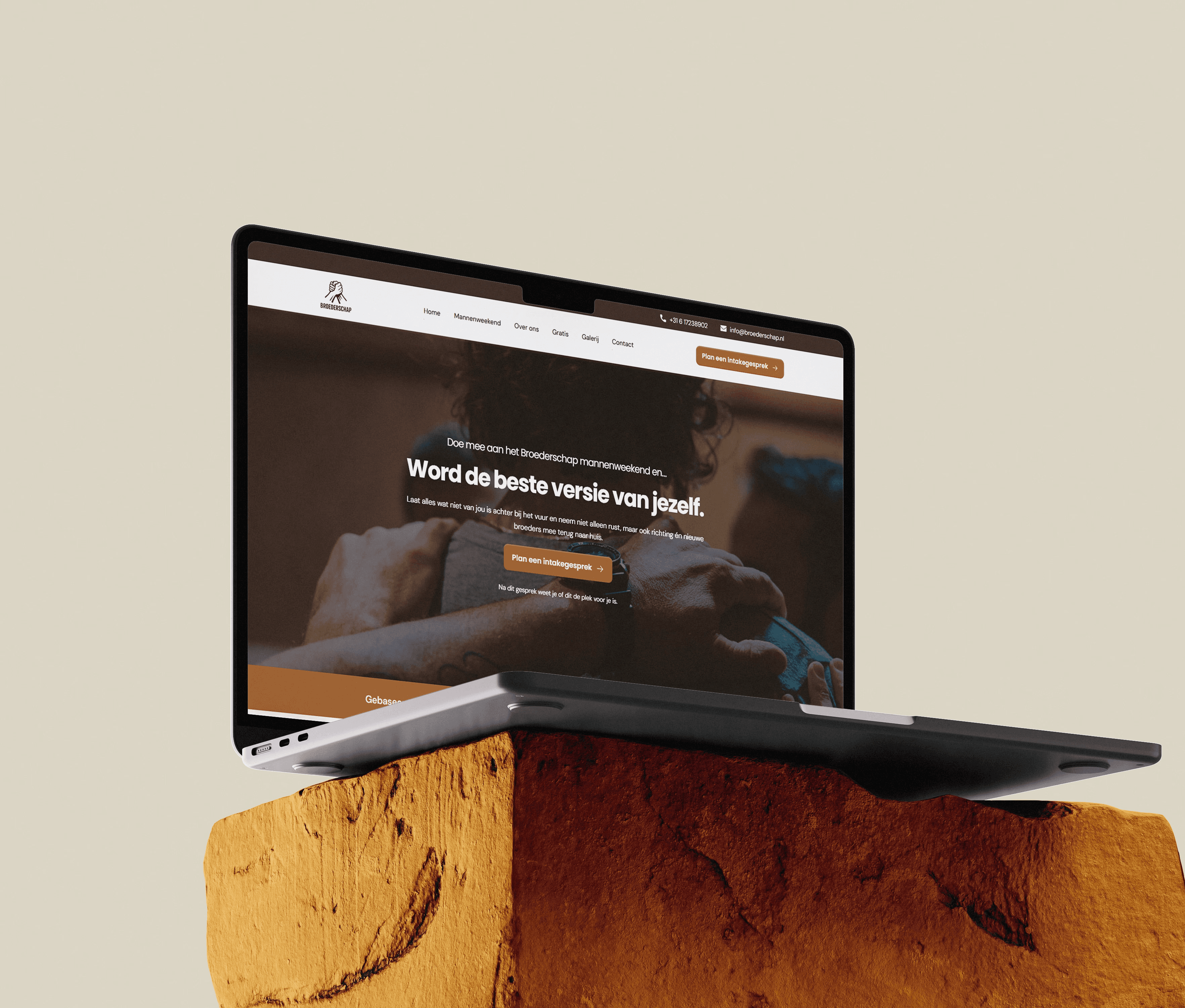 Laptop met een website open, staande op een plateau
