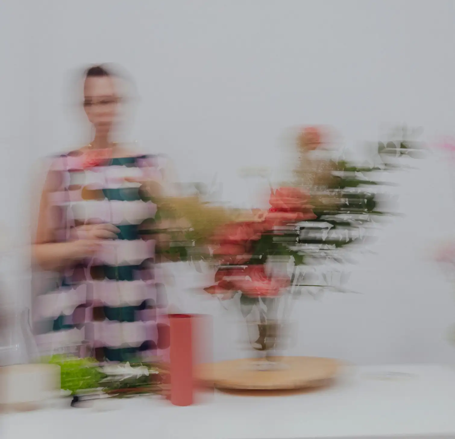Fotografía artística en movimiento de Irina Khatsernova creando un arreglo floral colorido, con estética contemporánea y abstracta.