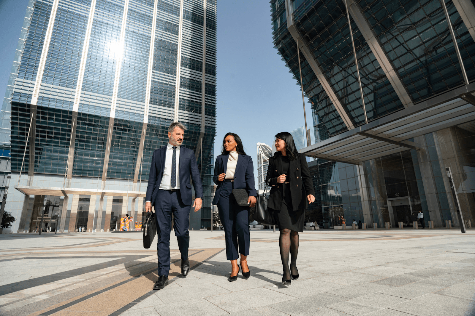 صورة تعرض قائمة بالمناطق الحرة أبوظبي الخمس الرئيسية لعام 2025.