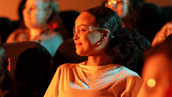 Un collier en obsidienne fait à la main, produit par Lava Show, exposé sur un buste noir. Réalisé à partir de véritable verre volcanique formé par un refroidissement rapide de la lave rhyolitique, cette pièce remarquable fait partie des produits exclusifs disponibles au Lava Show.