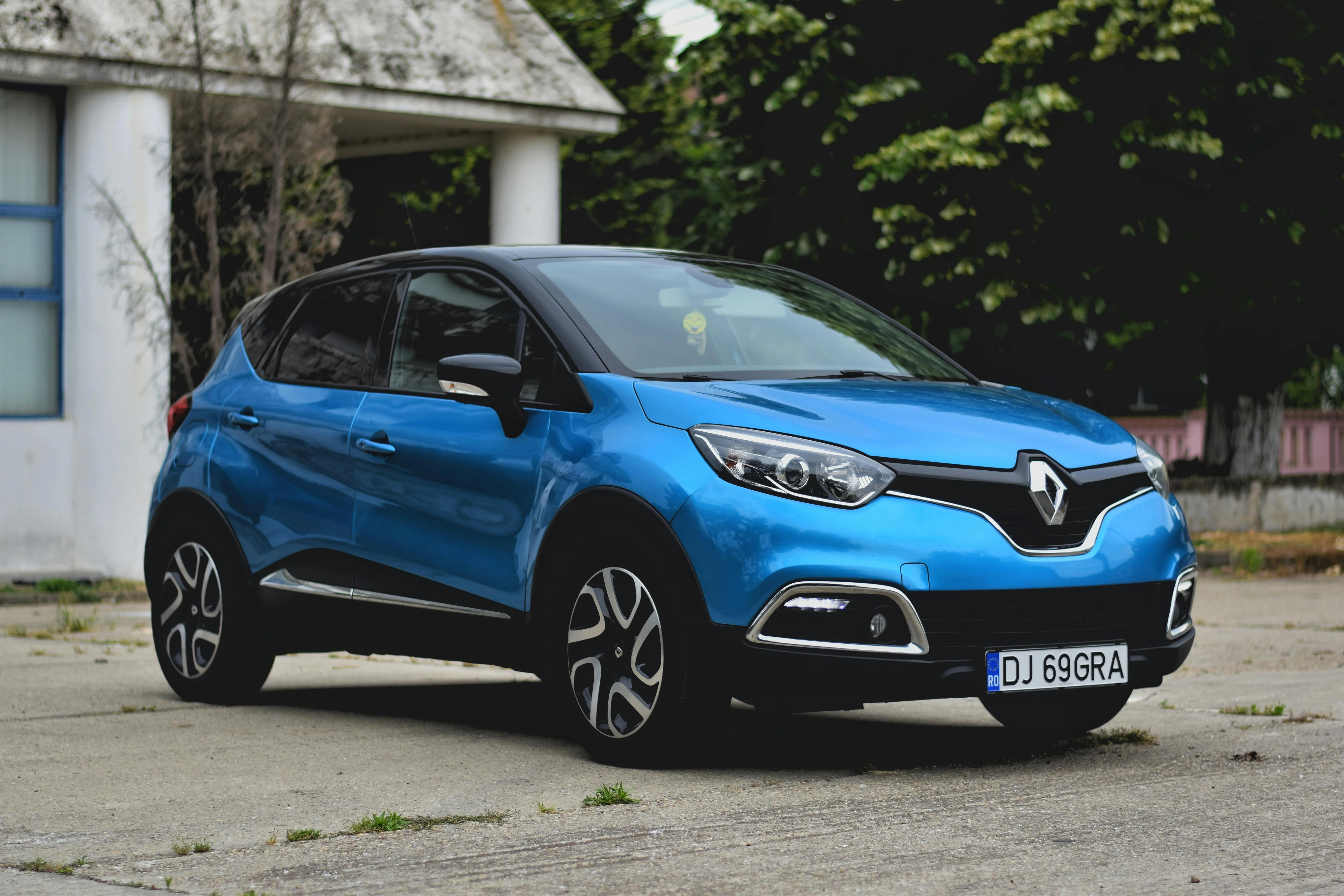 Le Renault Captur allie design audacieux et technologie connectée, symbole du renouveau de la marque française.