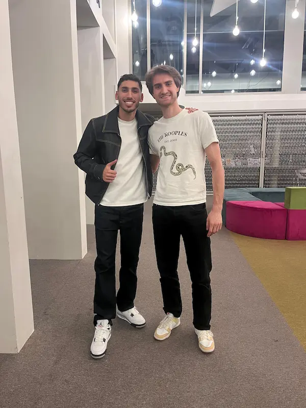 Corentin Raedisch ostéopathe à Saint-Etienne en séance avec Ilyes Djadel en loge avant son spectacle