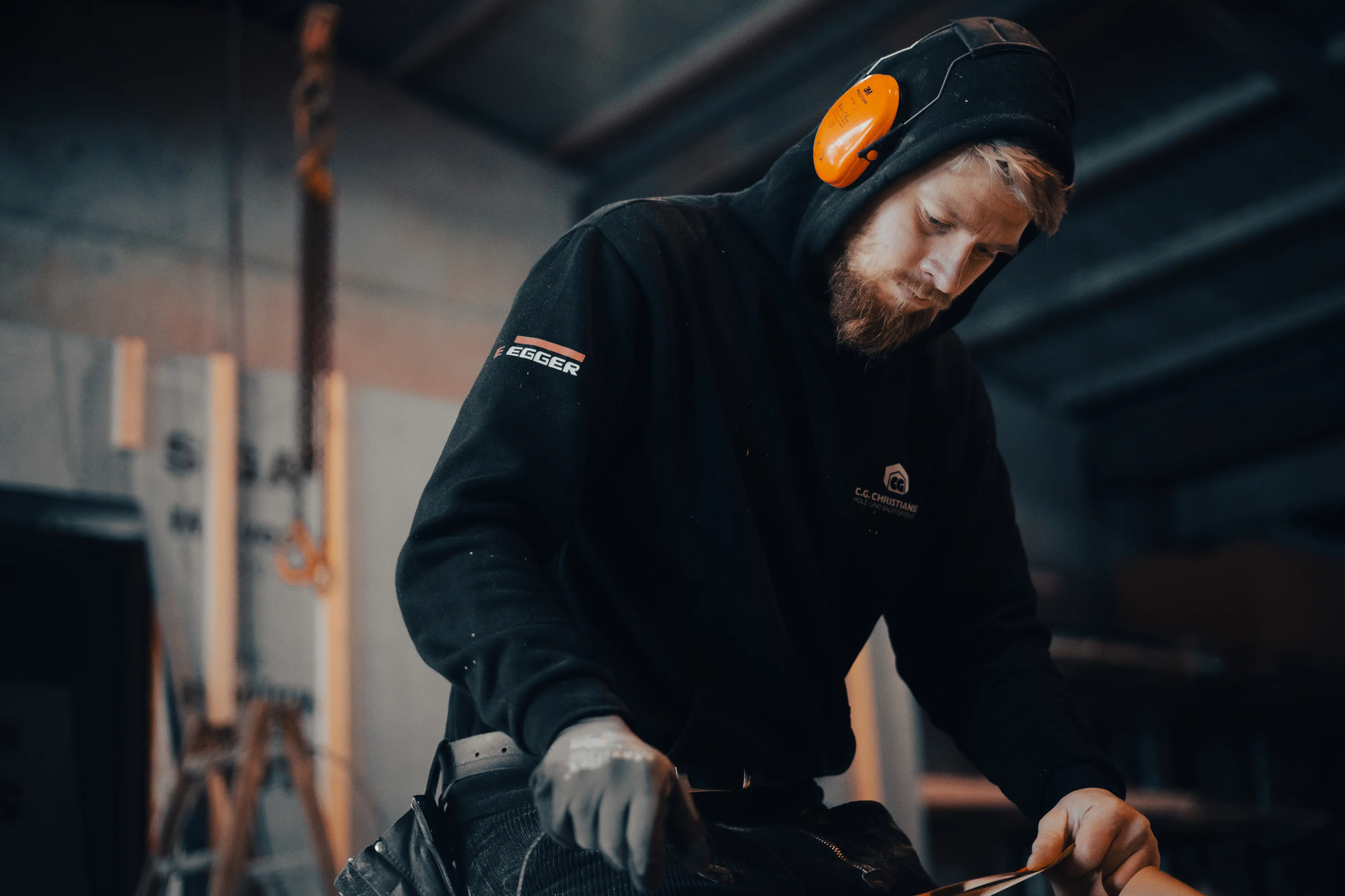 Handwerker der Zimmerei ZIBRO bei präziser Holzarbeit in moderner Werkstatt