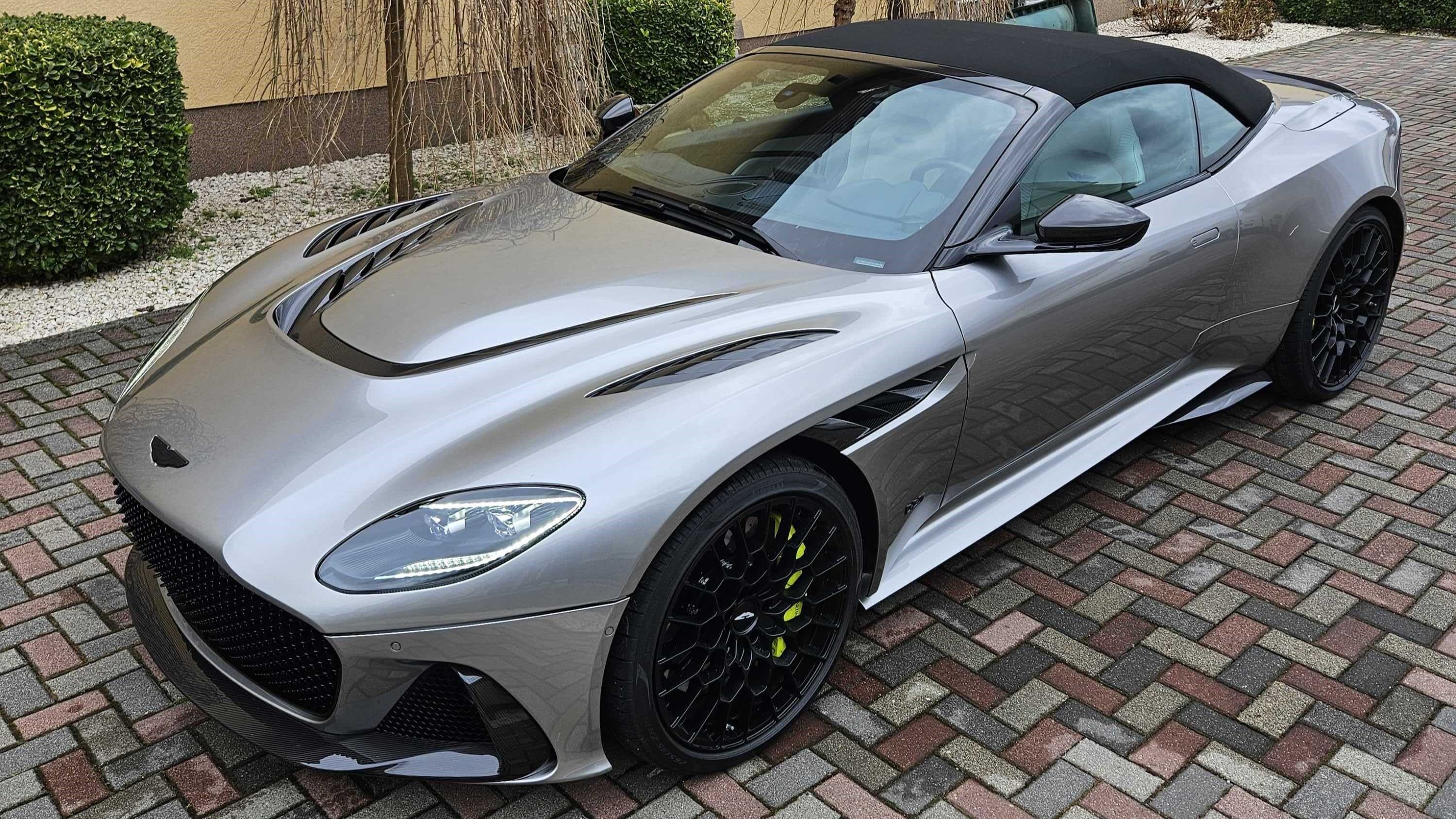 Aston Martin DBS karosszériavédő fóliával, amely védi az autó fényezését a sérülésektől.