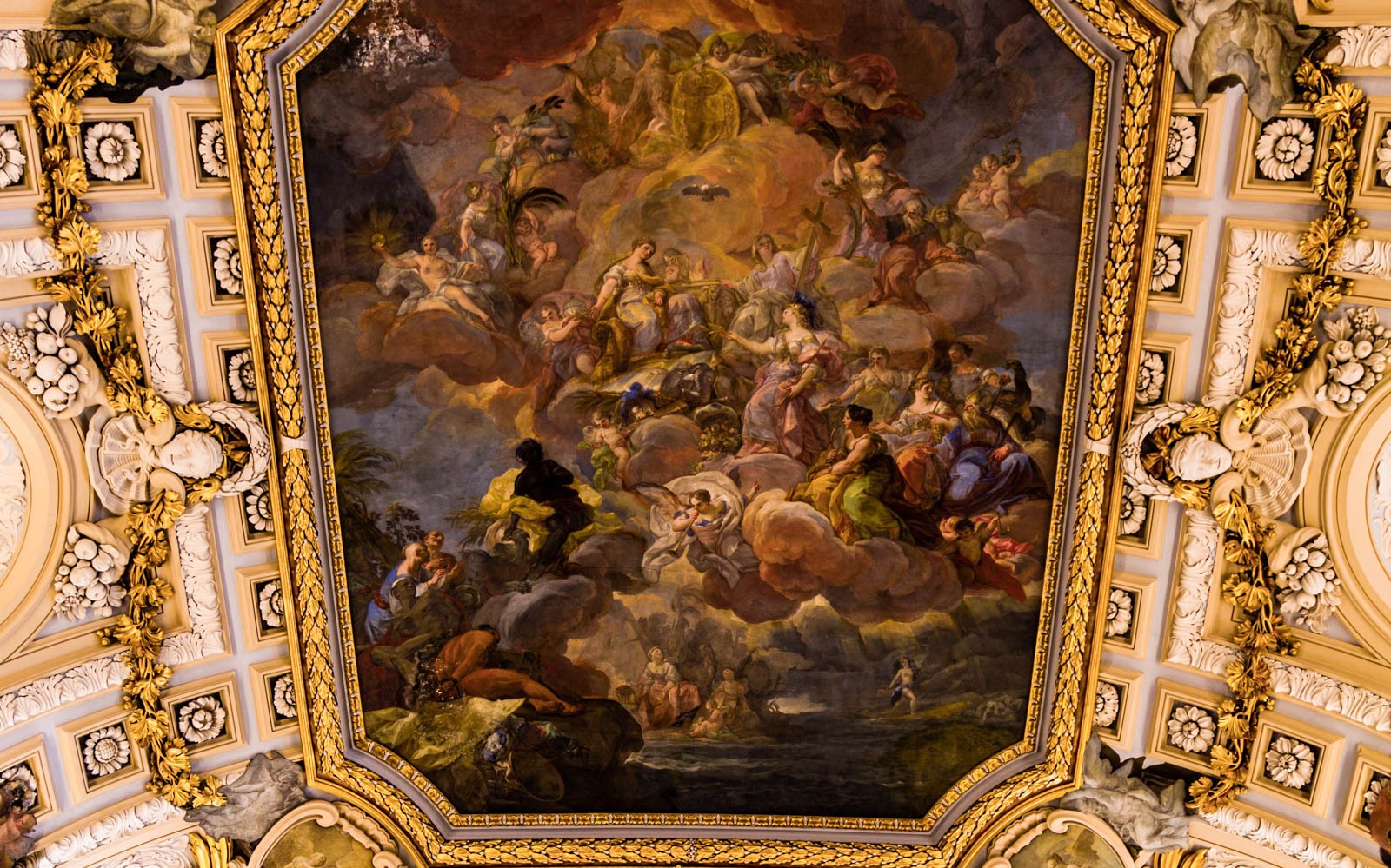 ภาพจิตรกรรมฝาผนังบนเพดานพระราชวังที่มีรูปเทพนิยายพร้อมการตกแต่งทองคำที่ประณีต