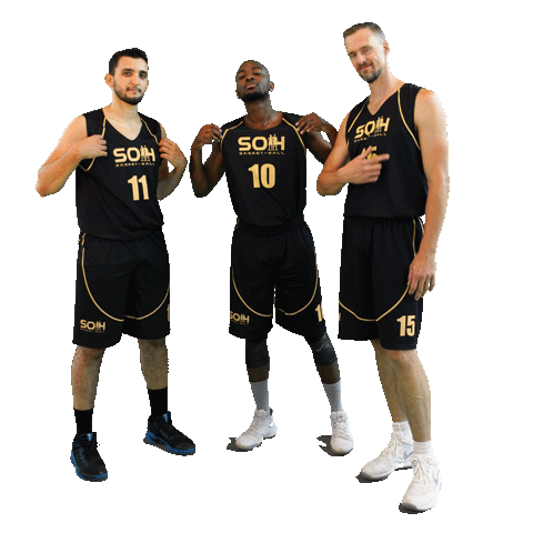 Joueurs de basketball en maillot noir "SOH" posant ensemble
