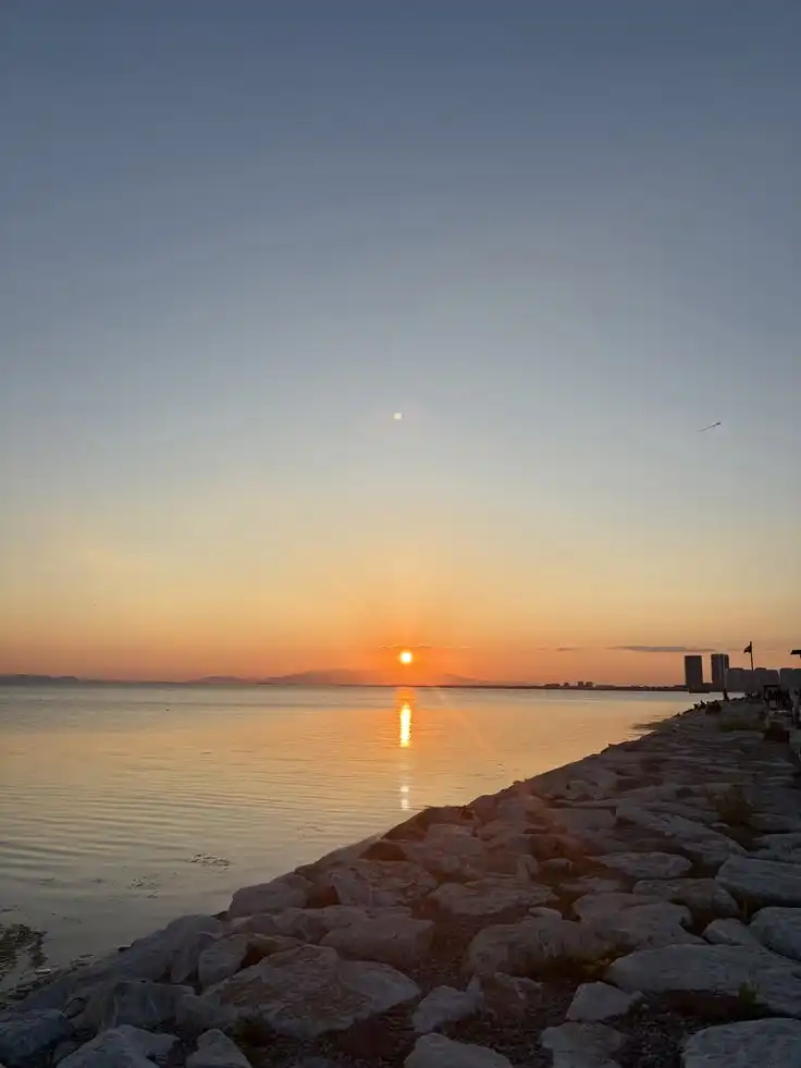 Karşıyaka Bostanlı sahilinden görünüm