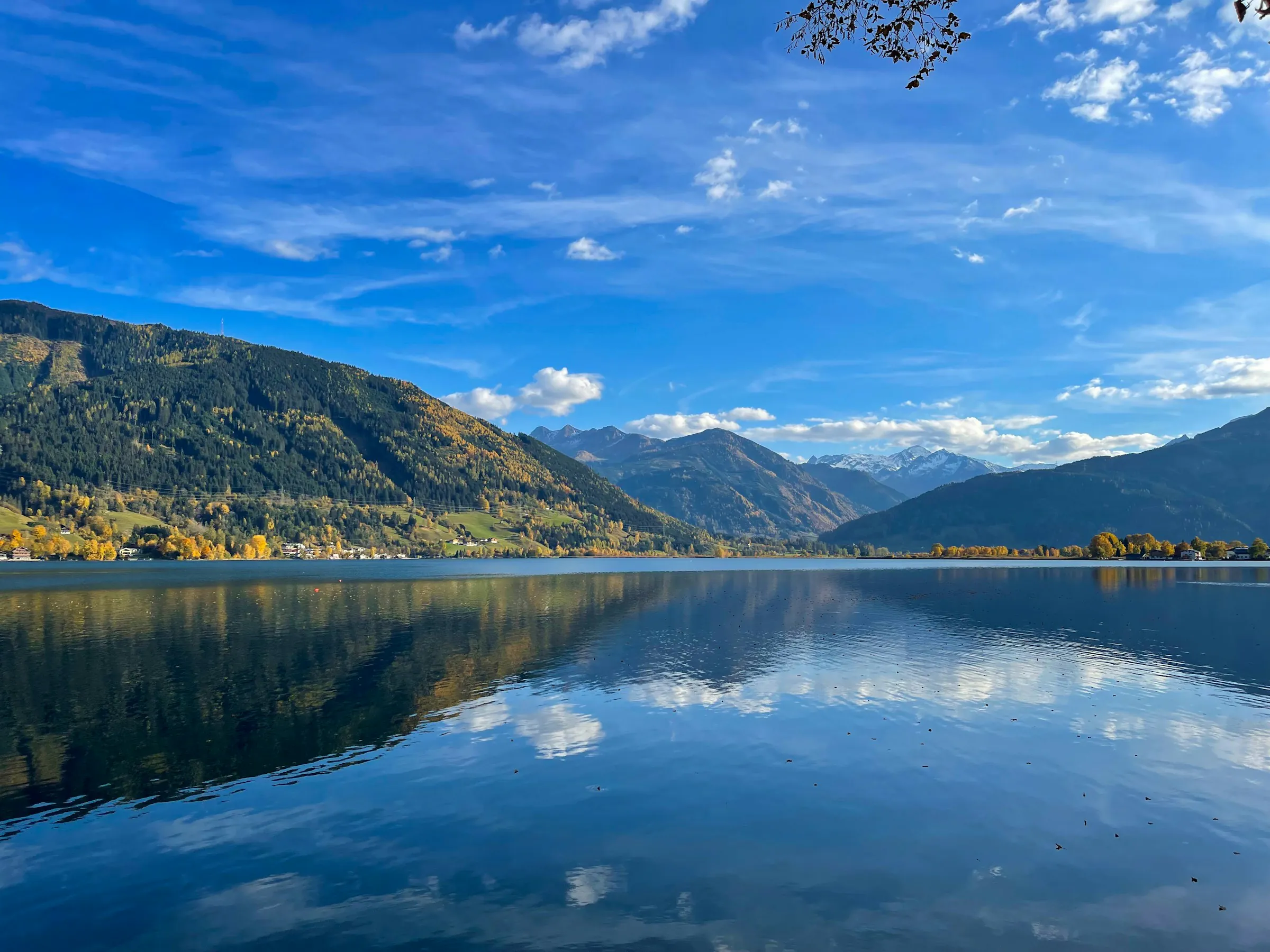 Salzburger Land, Zell am See im Herbst mit Spiegelung und Bergen
