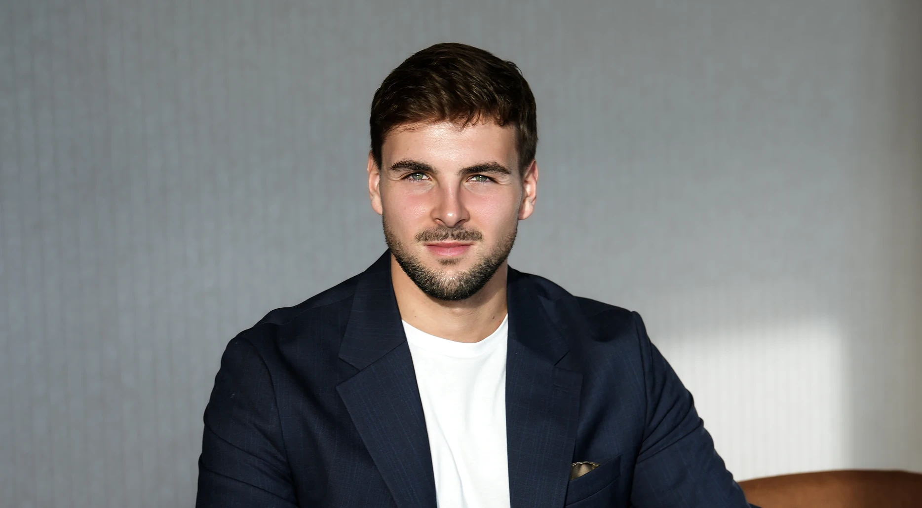 Jan Raška u stolu s notebookem