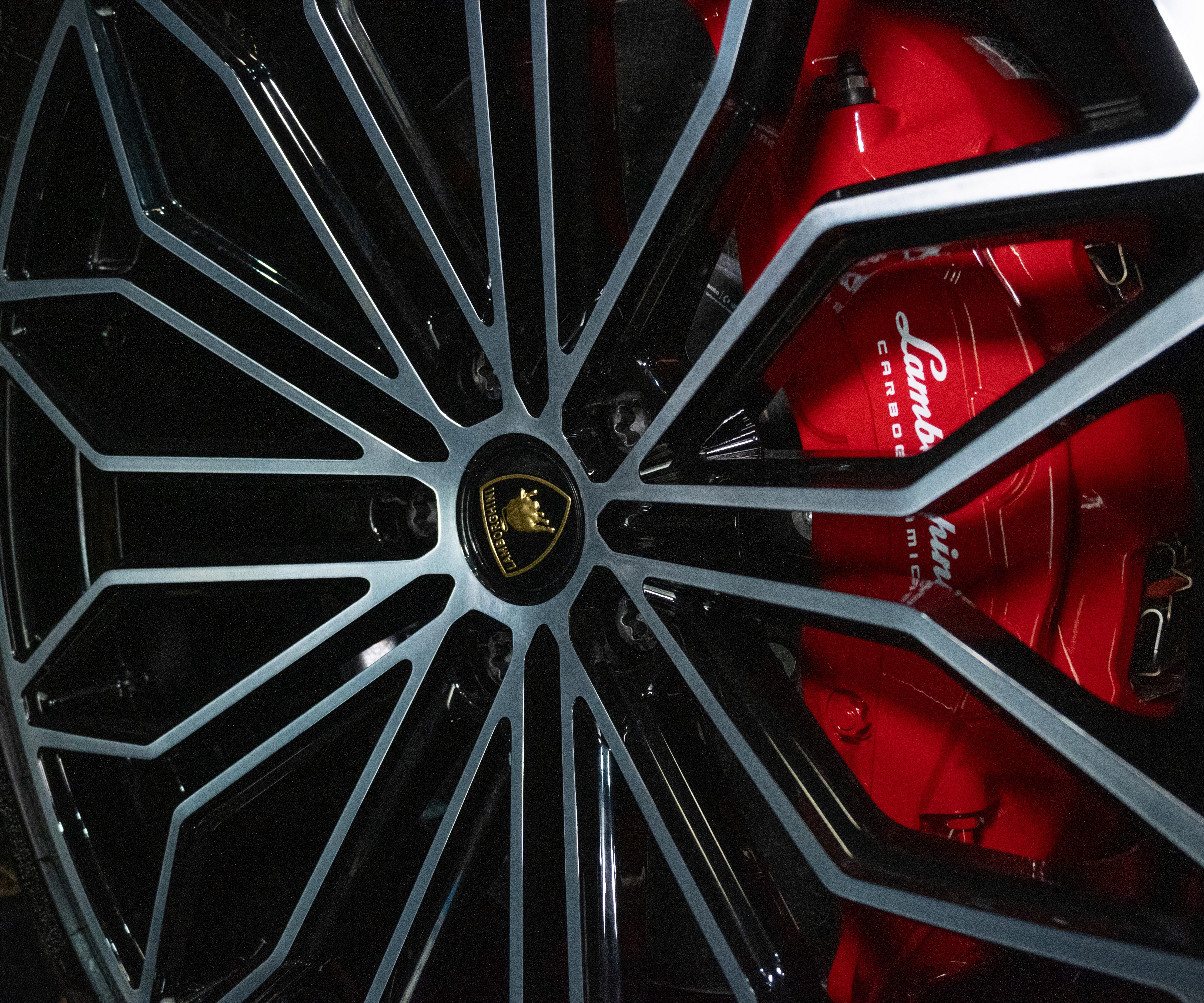 Lamborghini Urus SE 2025 alloy wheels and carbon ceramic brakes detail