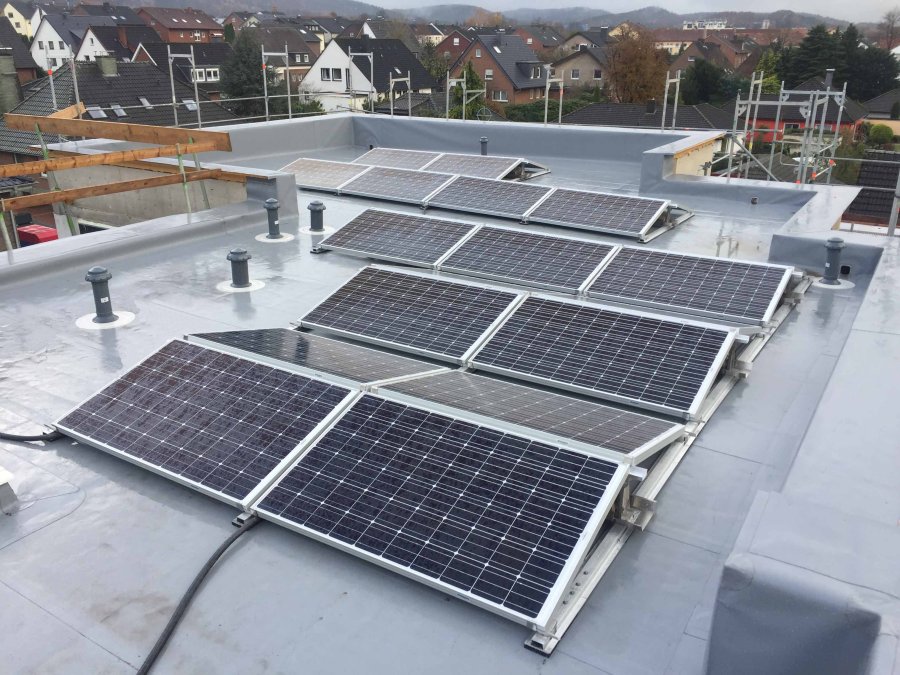 Solarpanele auf Flachdach - Installation für erneuerbare Energie