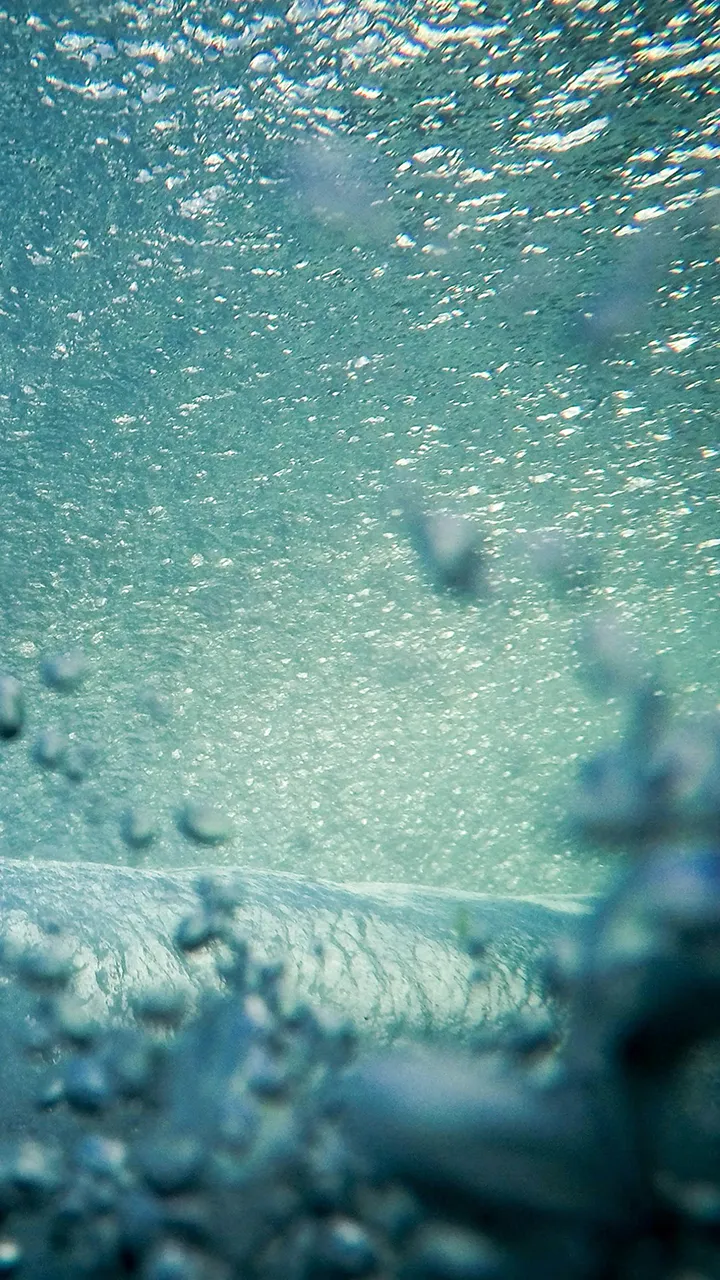 Underwater Atlantic Ocean view with sunlight — kitesurf, wing foil and surf school — Explora Watersports Tarifa
