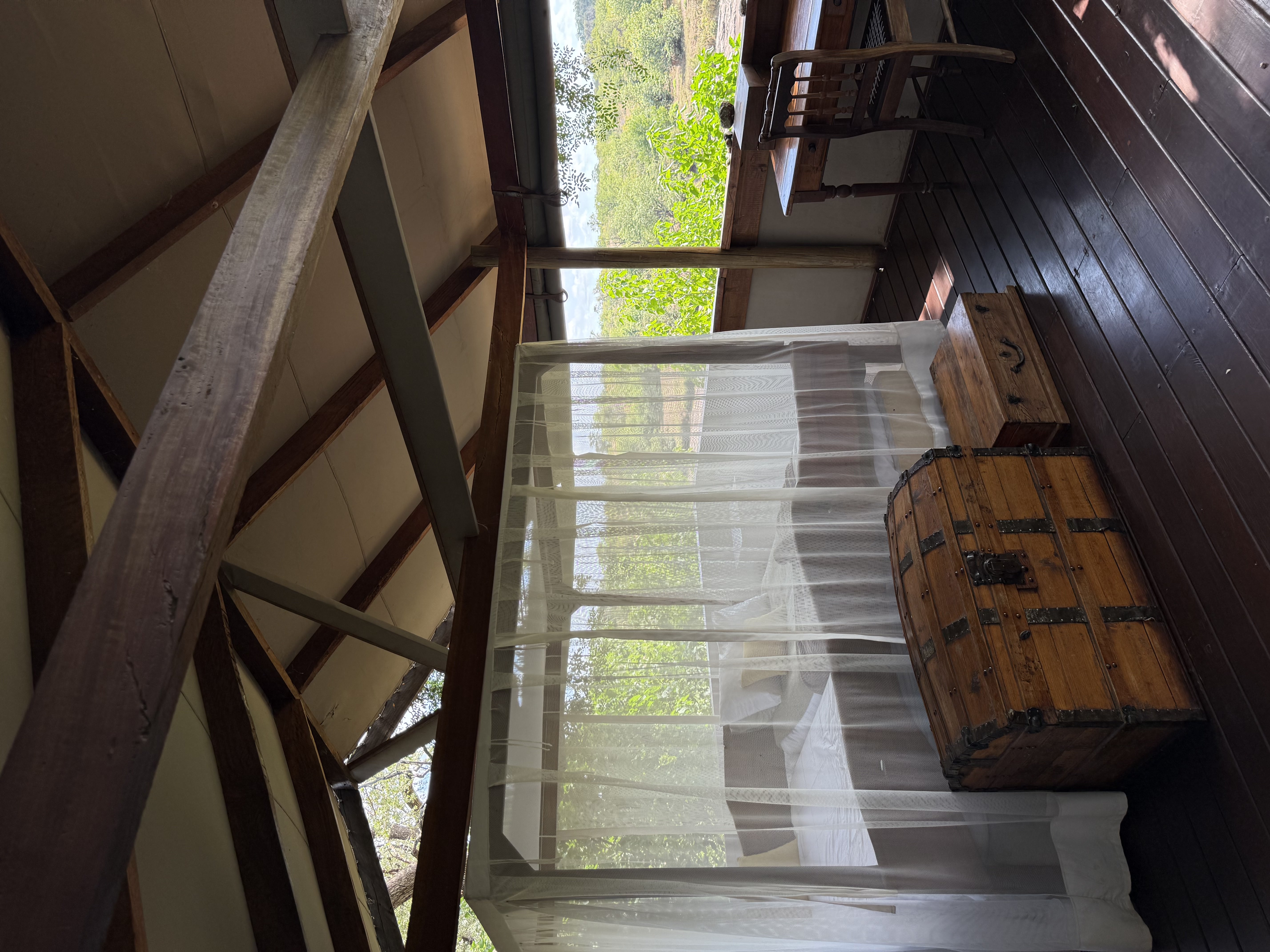 African Explorer, Botswana. Tree Camp ligger högt uppe bland träden och erbjuder rymliga sovrum med fantastisk utsikt – en stillsam oas mitt i bushen under din ridsafari.