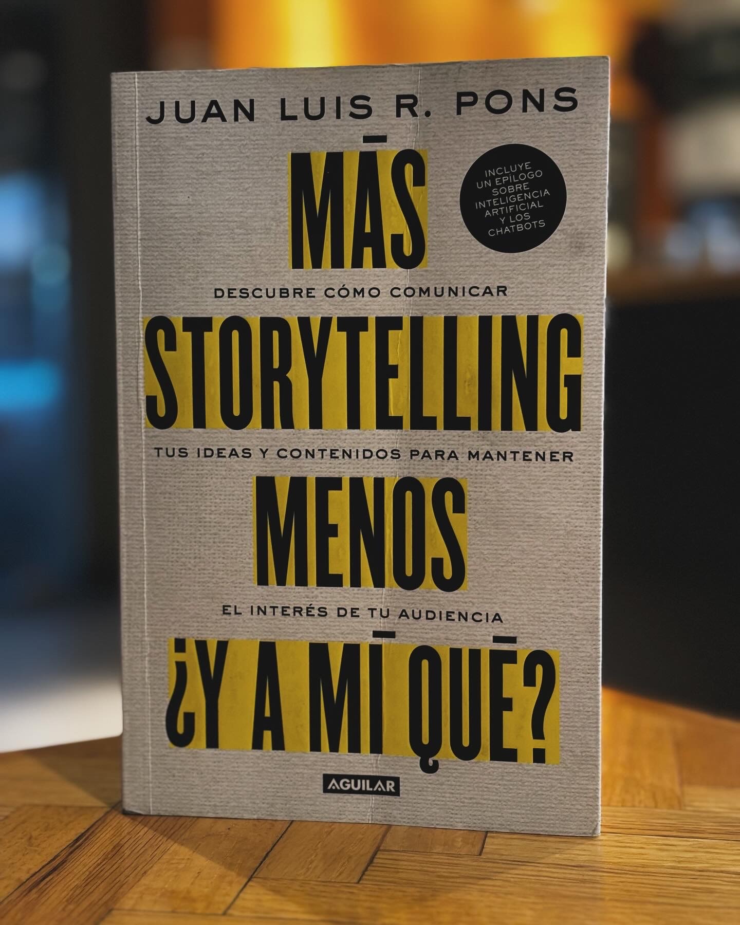 Foto del libro, Más storytelling, menos ¿y ami que? Tomada en un starbucks con un fondo borroso.