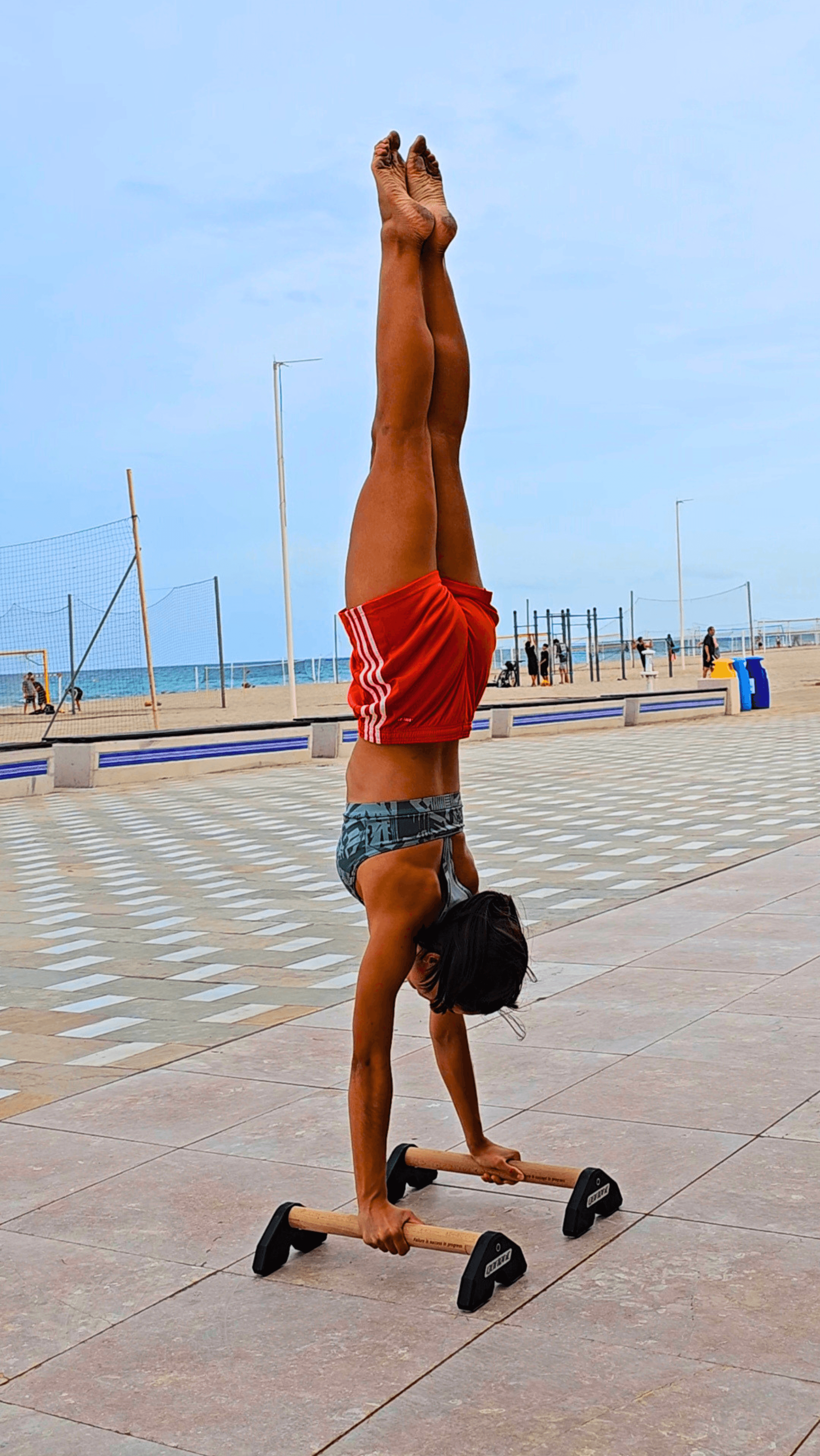Chica en pino vertical al aire libre en Alicante, equilibrio y técnica avanzada