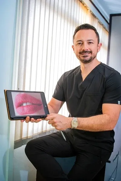 Doctor Carlos Barrantes, Cirujano Dentista y fundador de la clínica Distrito Dental