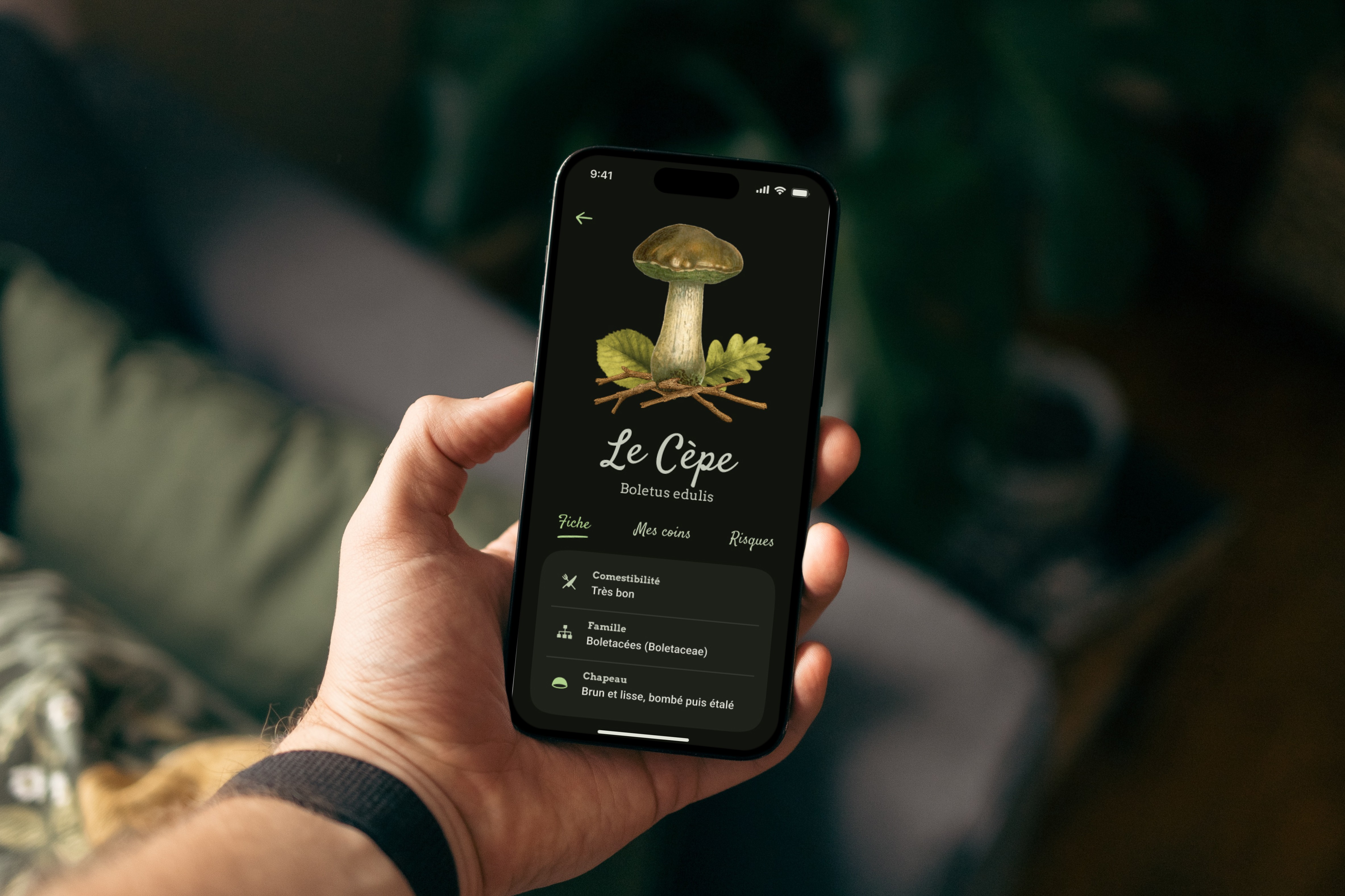 Homme tenant téléphone avec application ChampiSpot en Dark Mode