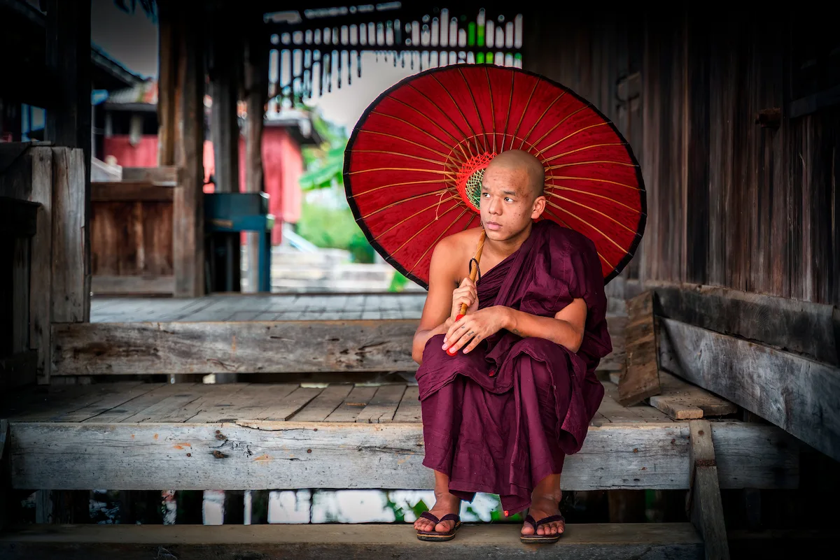 Monje budista en el lago Inle de Myanmar
