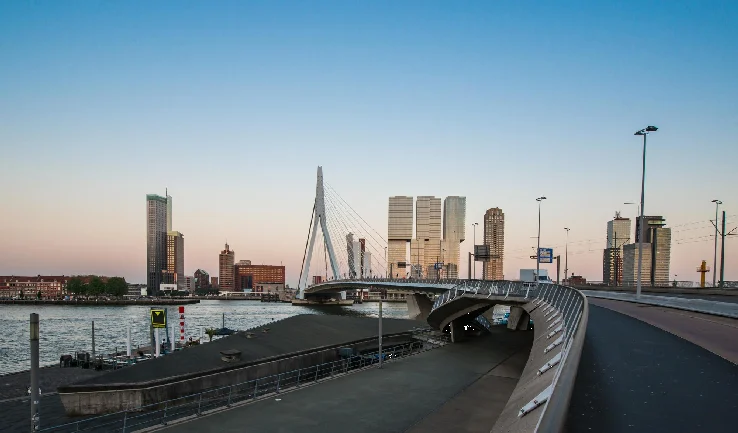 RotterdamRit verzorgt taxidiensten in Rotterdam, Hoogvliet en Kralingen