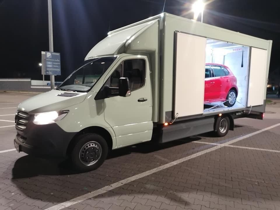 Logo de Magic Car mis en scène avec une voiture en arrière plan