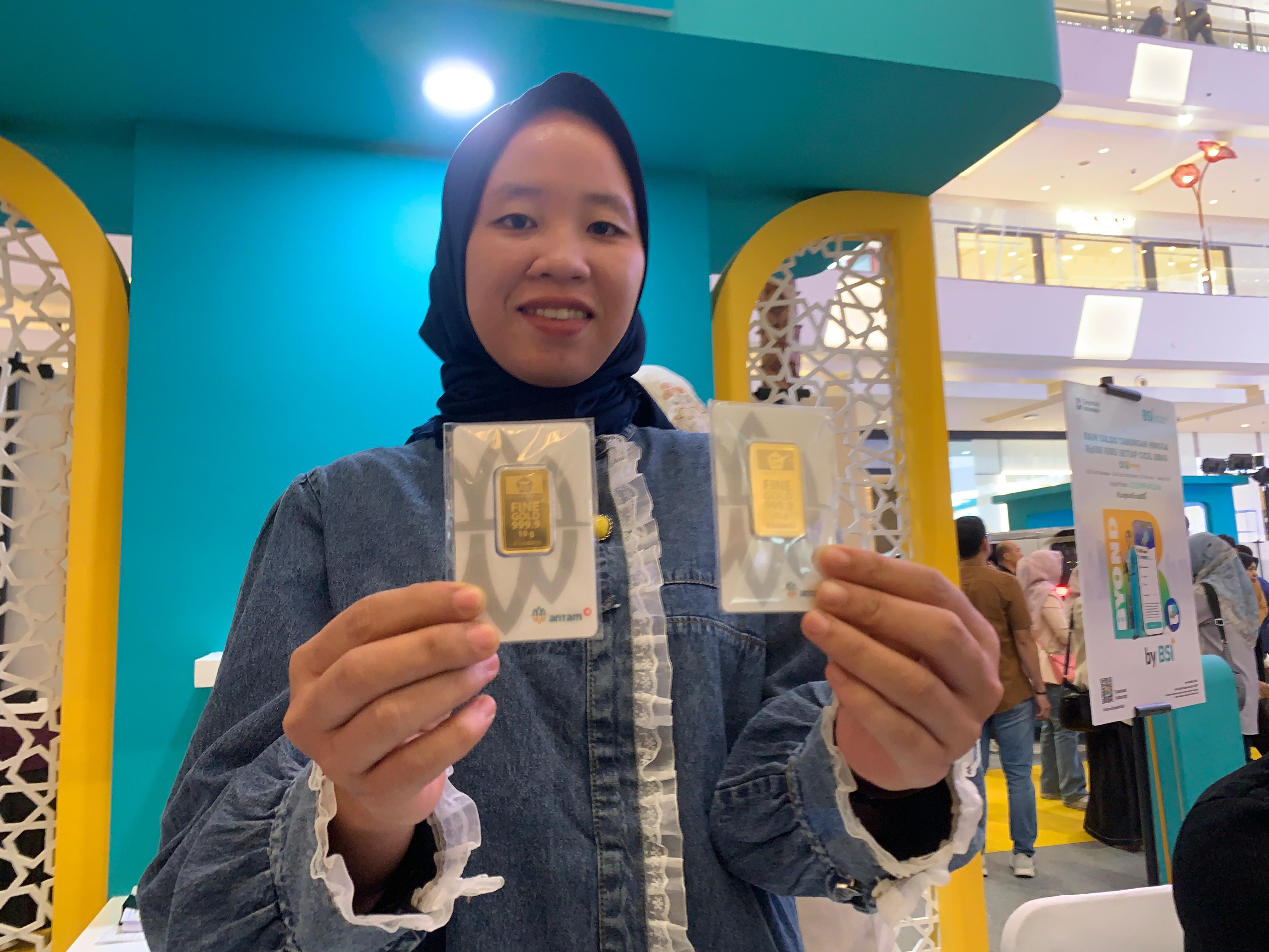 Seorang petani di Bandung, Jawa Barat mengolah tanah untuk penanaman bibit bunga