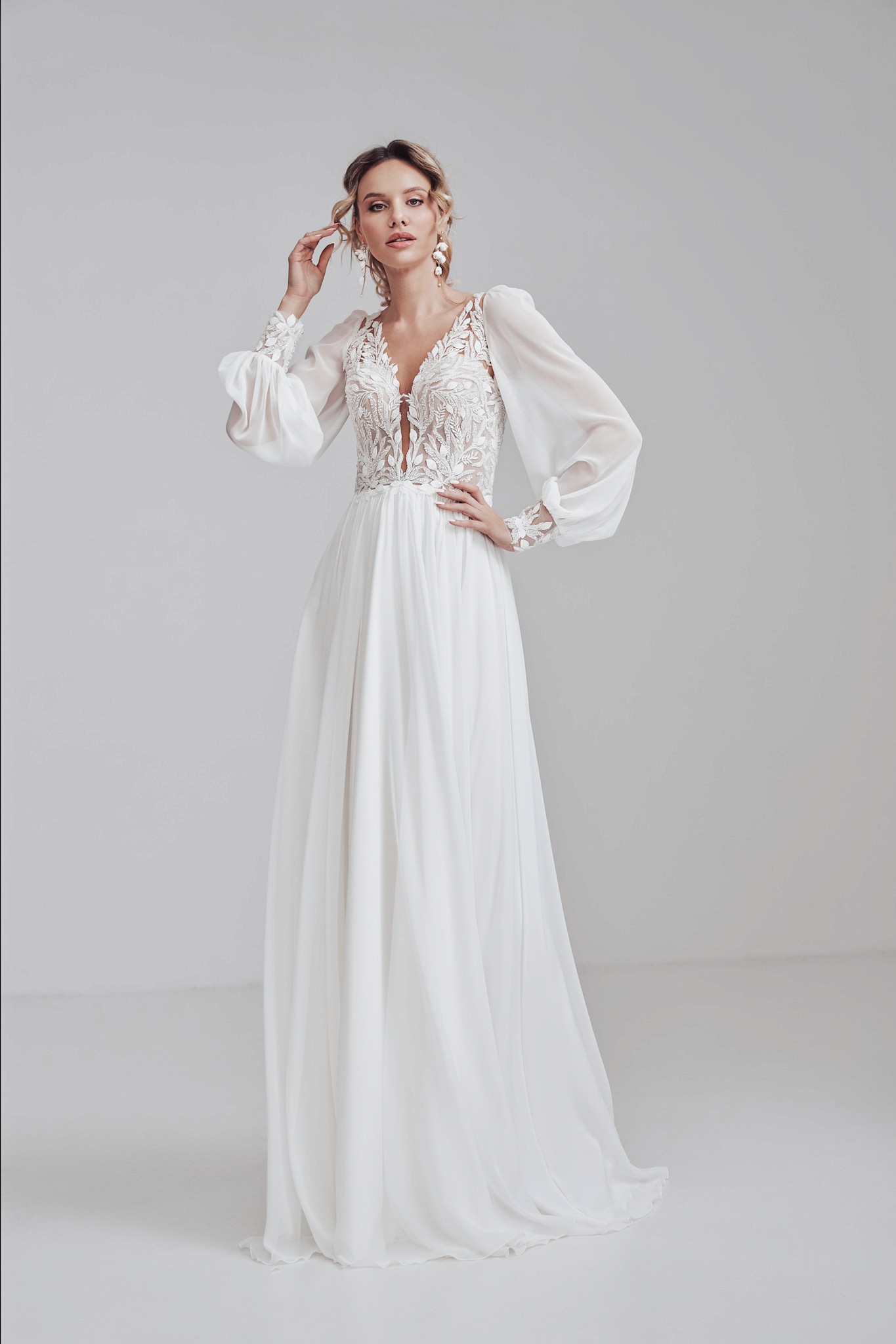 Schlichtes Hochzeitskleid mit Ärmeln