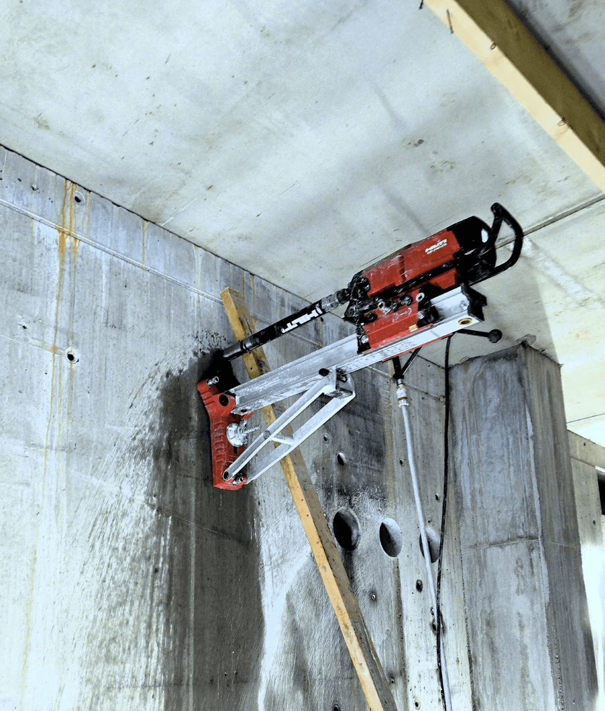 Kjerneboring i vegg med liten diameter.