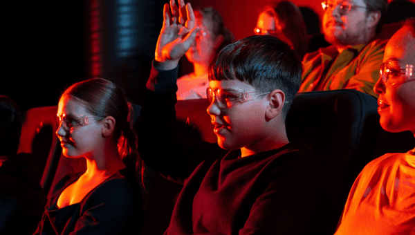 Un collier en obsidienne fait à la main, produit par Lava Show, exposé sur un buste noir. Réalisé à partir de véritable verre volcanique formé par un refroidissement rapide de la lave rhyolitique, cette pièce remarquable fait partie des produits exclusifs disponibles au Lava Show.