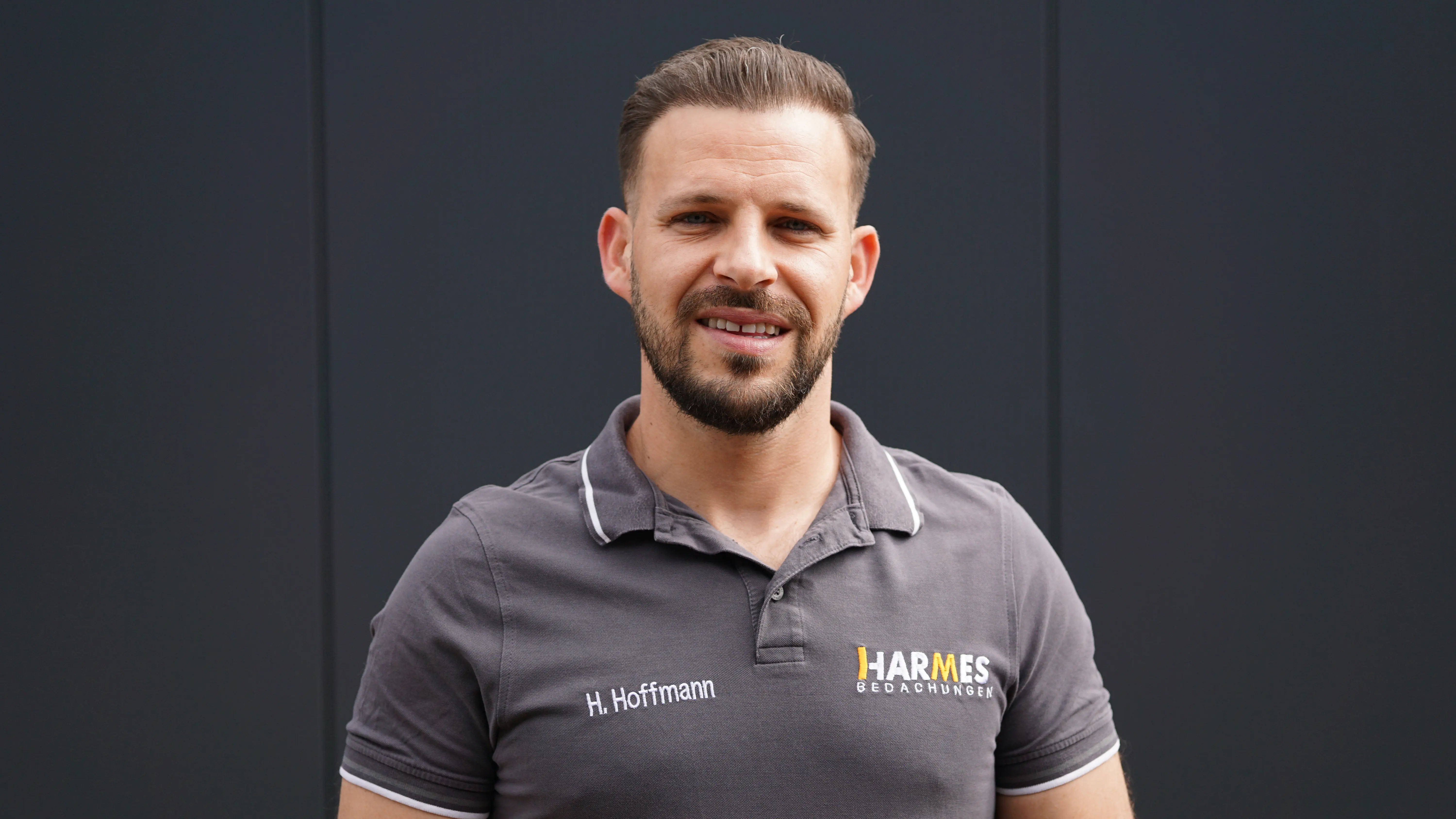 Porträt von Harmes-Mitarbeiter H. Hoffmann im Firmen-Poloshirt